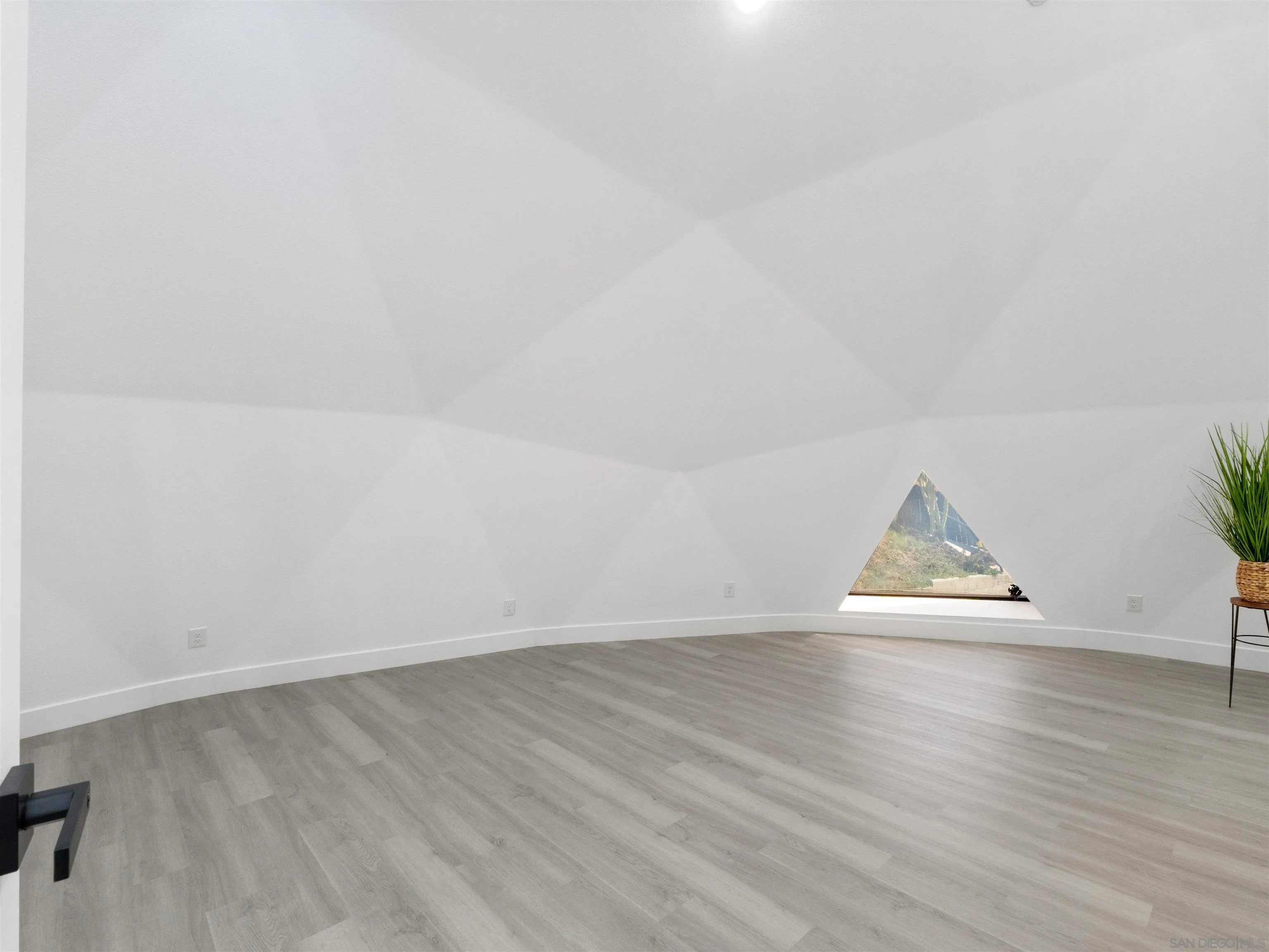 https://cdn.realtyfeed.com/cdn/127/260013664/c0c5a0fae6389b92f632266cf0672eb9.webp