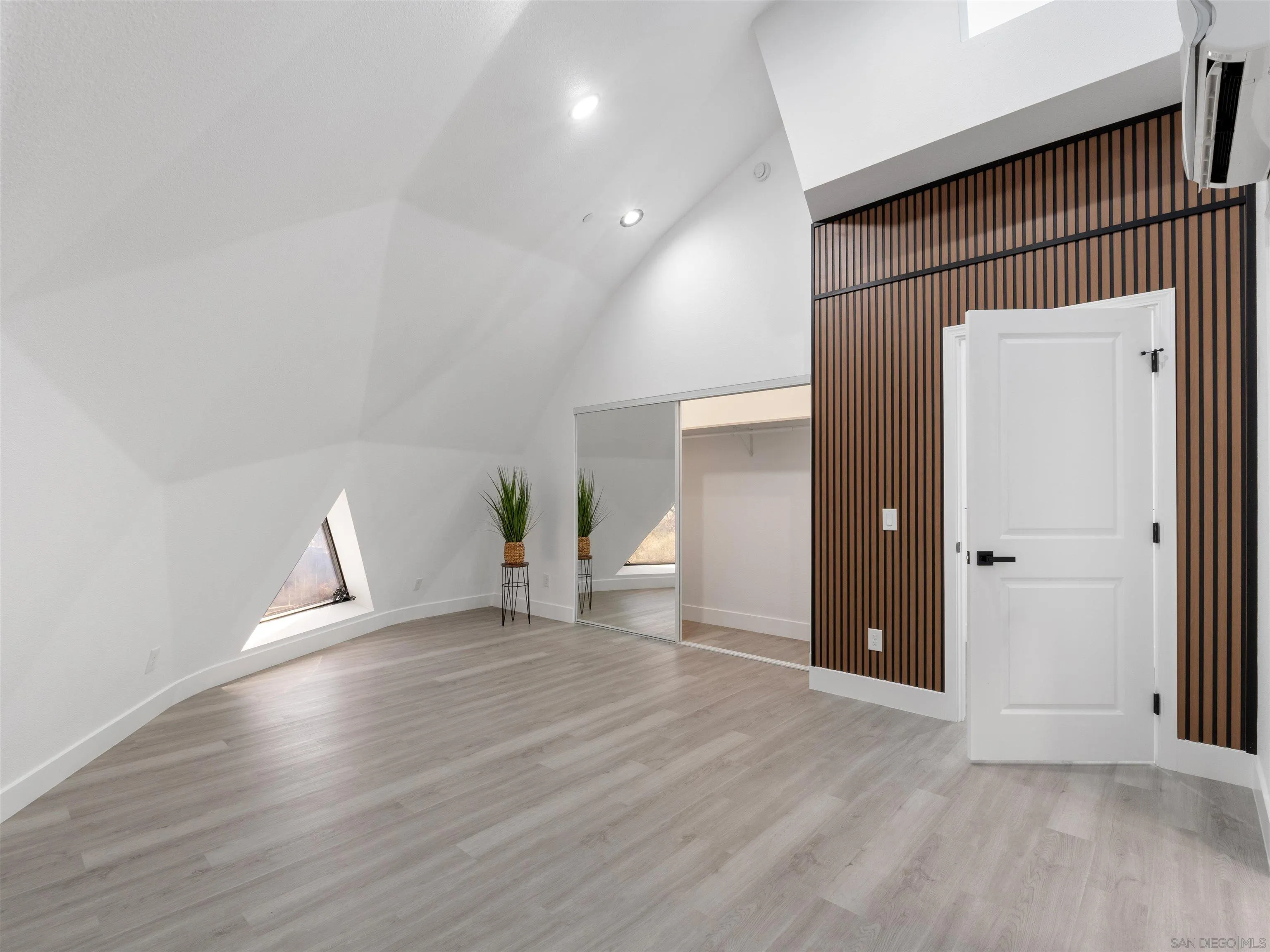 https://cdn.realtyfeed.com/cdn/127/260013664/f56159a3bd82b16e63cf85ce896d5fd7.webp