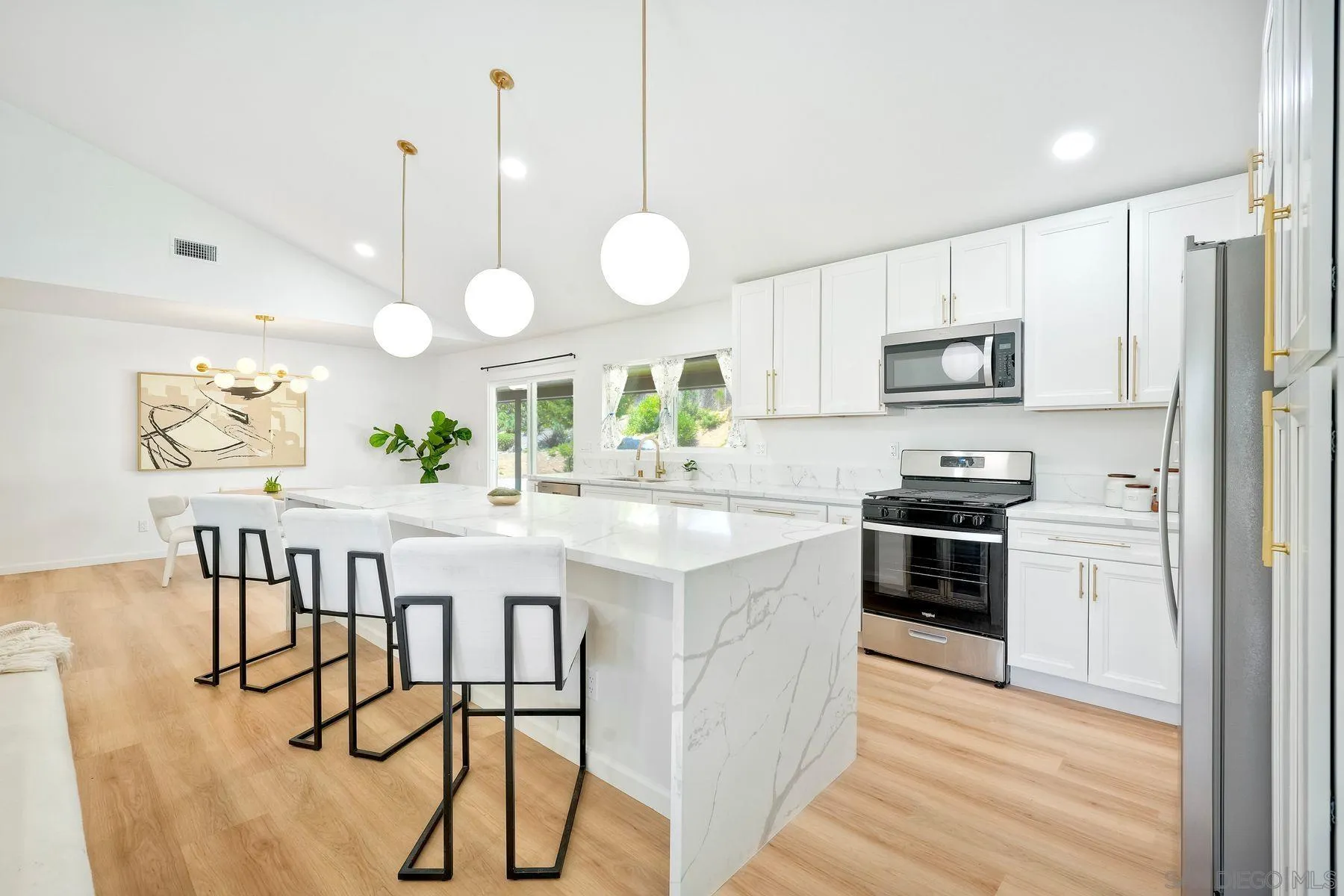 https://cdn.realtyfeed.com/cdn/127/260013669/5d40dee149814532e2178f85e60101c2.webp