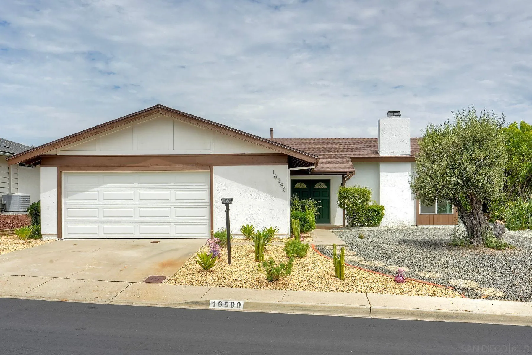 https://cdn.realtyfeed.com/cdn/127/260013669/984a826a396231f9ea5608a614e71f93.webp