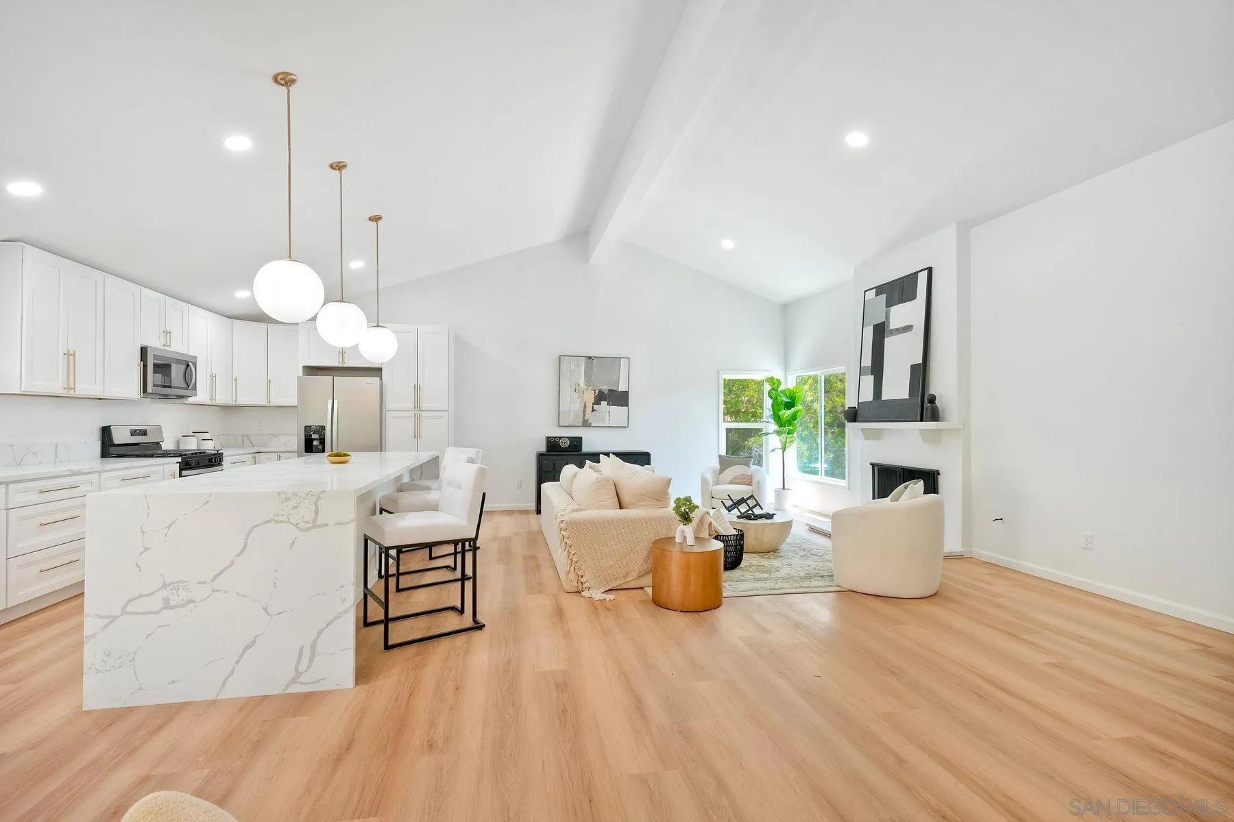 https://cdn.realtyfeed.com/cdn/127/260013669/b2d3dc6b06081788684b1974408d59c5.webp