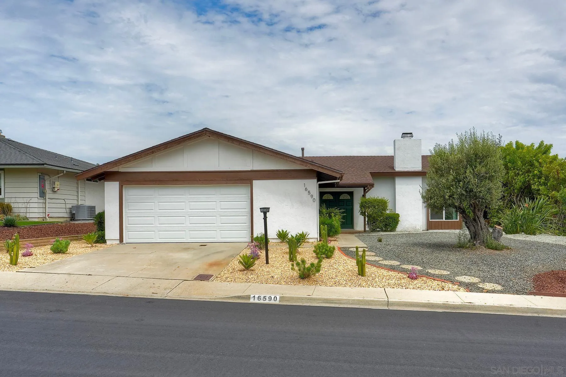 https://cdn.realtyfeed.com/cdn/127/260013669/bef8820bb6f88d687eb793a393baf9d7.webp