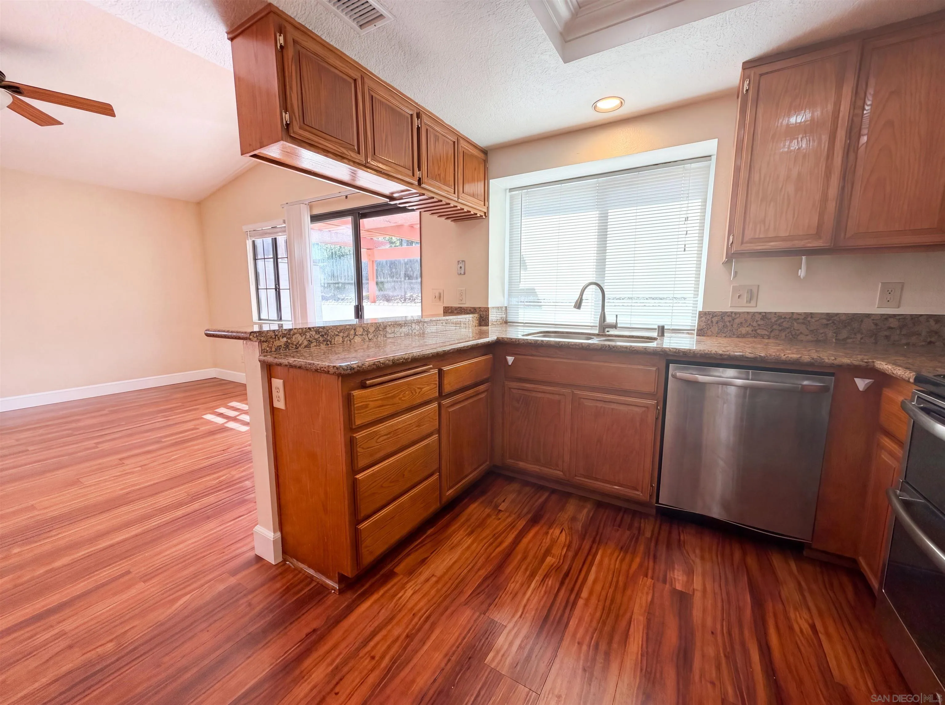 https://cdn.realtyfeed.com/cdn/127/260013672/1558f900ece8fc8f42630012270d543c.webp