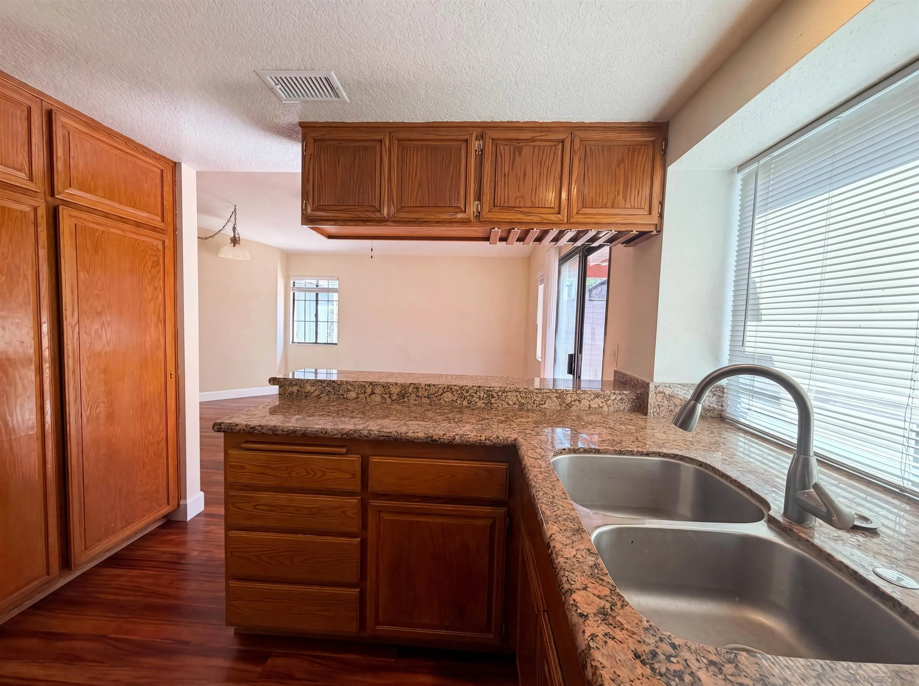 https://cdn.realtyfeed.com/cdn/127/260013672/6f81add64efdc75f6c56c610781b2e36.webp
