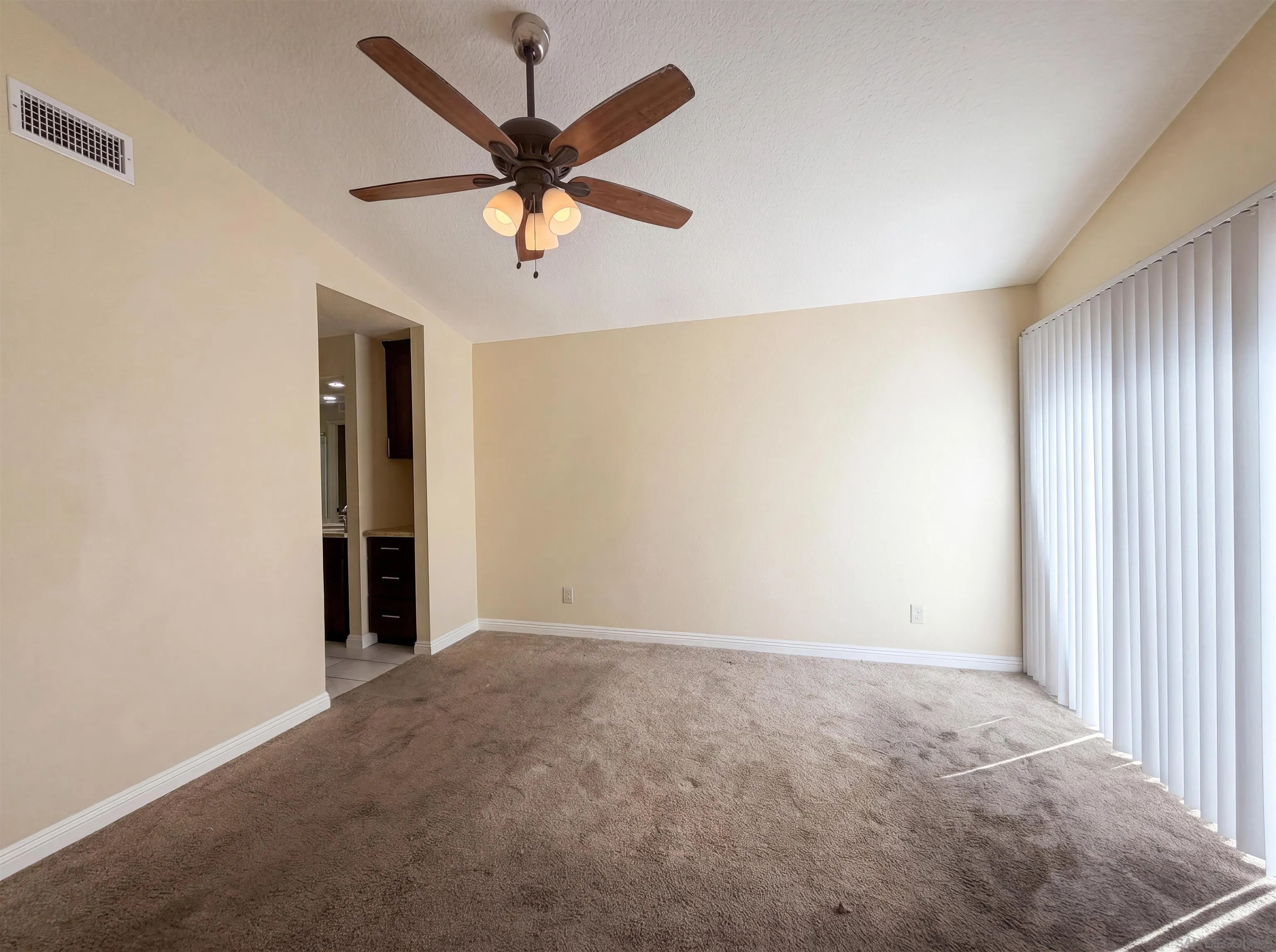 https://cdn.realtyfeed.com/cdn/127/260013672/c42e6503464460cc0e031a129a06b023.webp