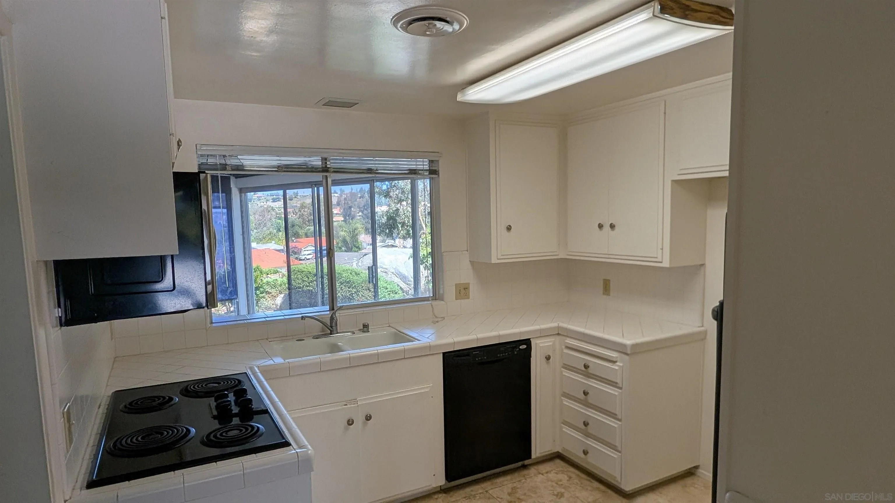 https://cdn.realtyfeed.com/cdn/127/260013676/b58072d1e6acbdb44b4d7337c26a8922.webp