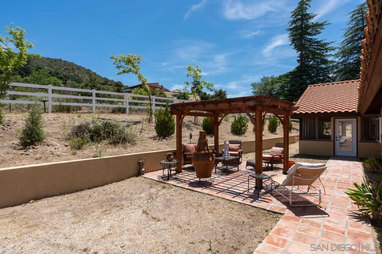 https://cdn.realtyfeed.com/cdn/127/260013677/805b7177d0af7987ad1dd762ce4b8f11.webp