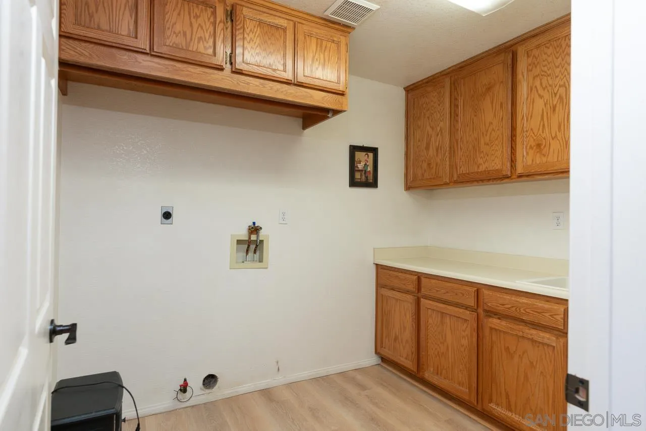 https://cdn.realtyfeed.com/cdn/127/260013677/e38f1fa2955d074131b36e05a04a7b77.webp