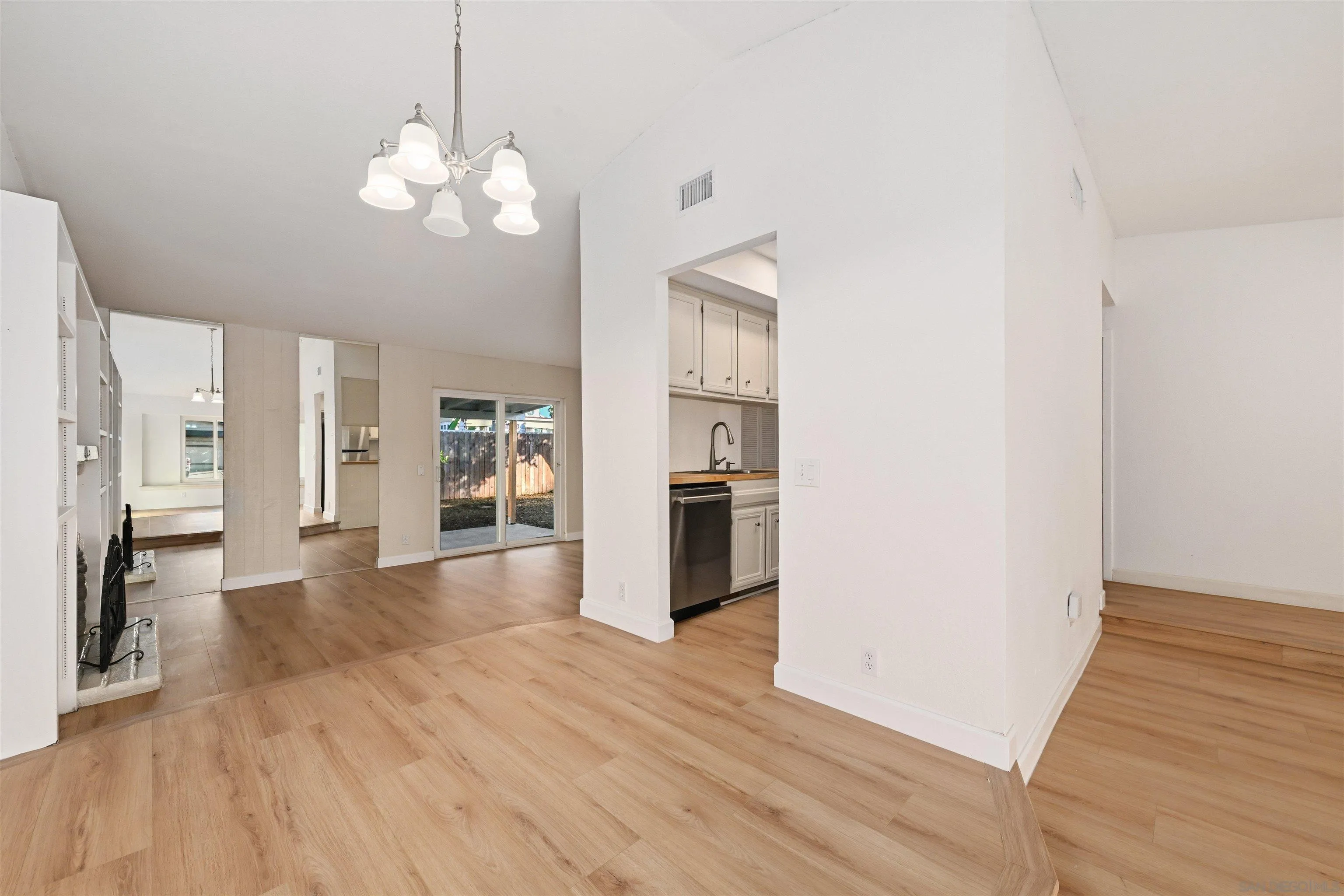 https://cdn.realtyfeed.com/cdn/127/260013681/574be4d674614c64ef1a9f561a9378bc.webp