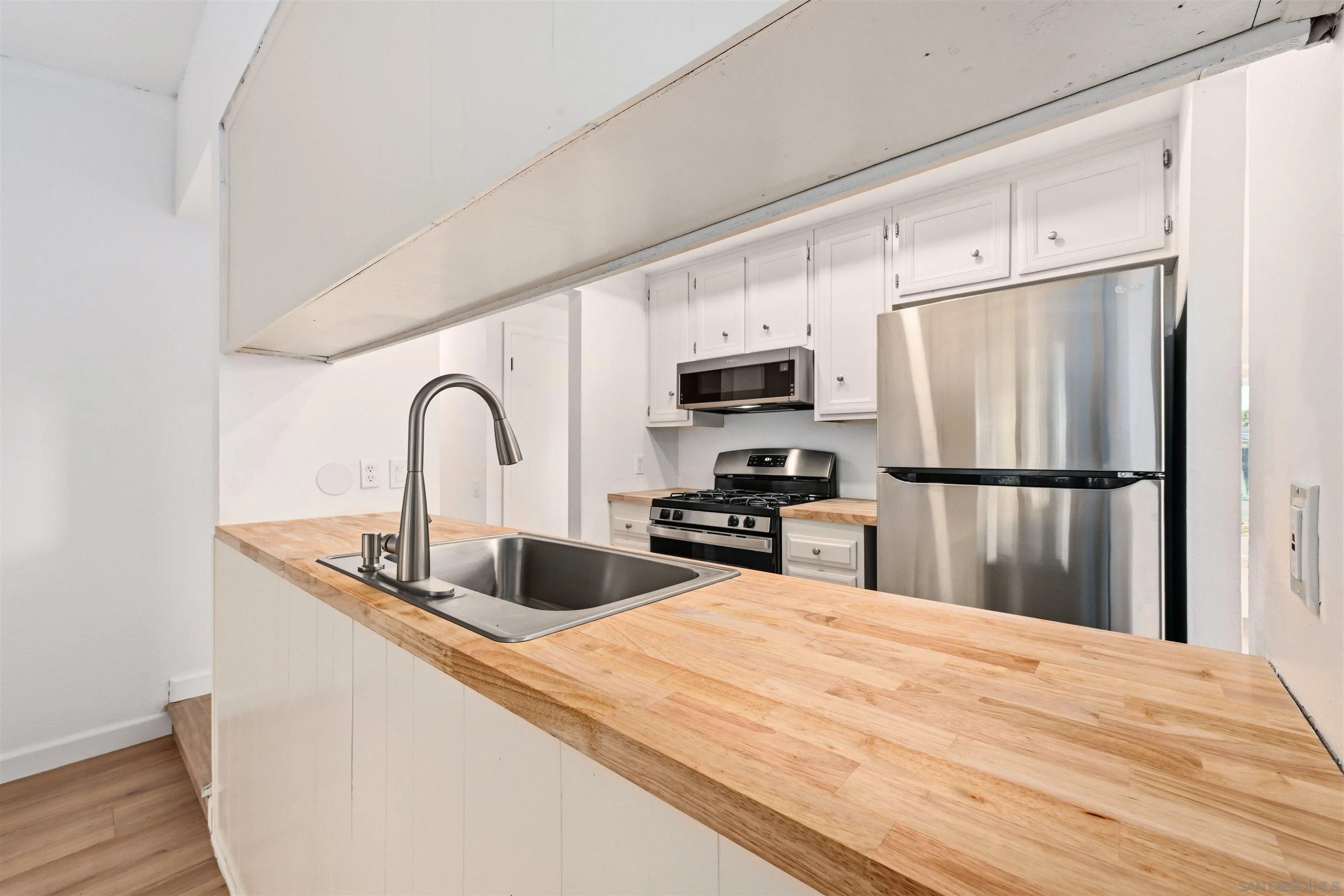 https://cdn.realtyfeed.com/cdn/127/260013681/919cb96ade83f74cb82df9ac6006f174.webp