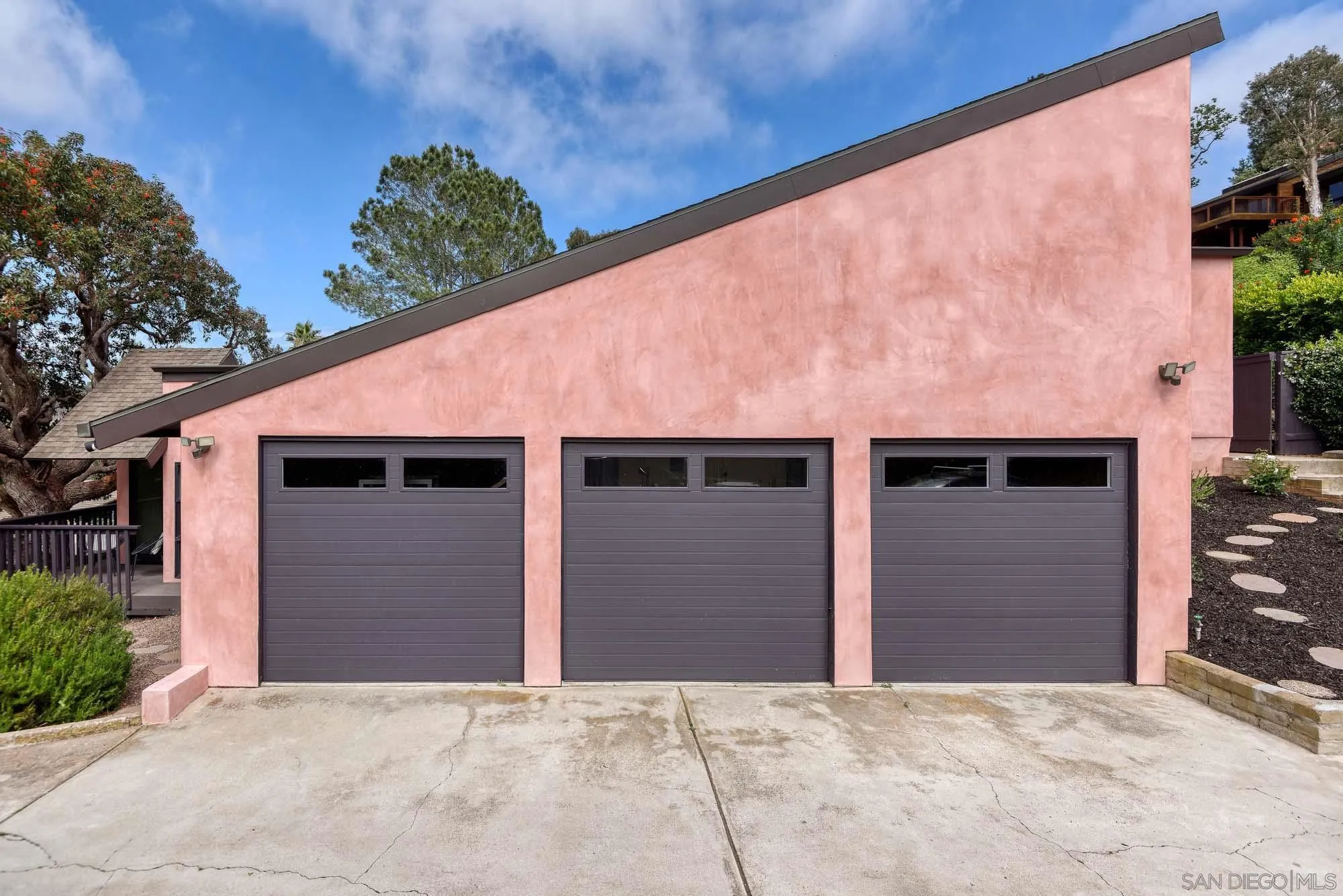 https://cdn.realtyfeed.com/cdn/127/260013683/6f9b856cd9df8038118c600308a2d07d.webp