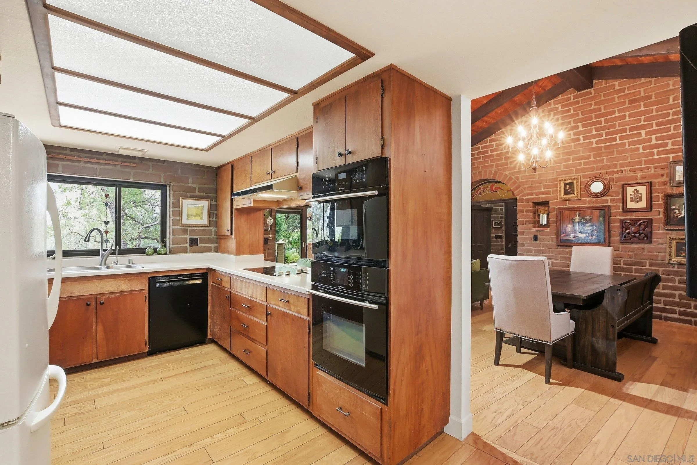 https://cdn.realtyfeed.com/cdn/127/260013687/3a3021cb82febd53bb5c744220133a91.webp