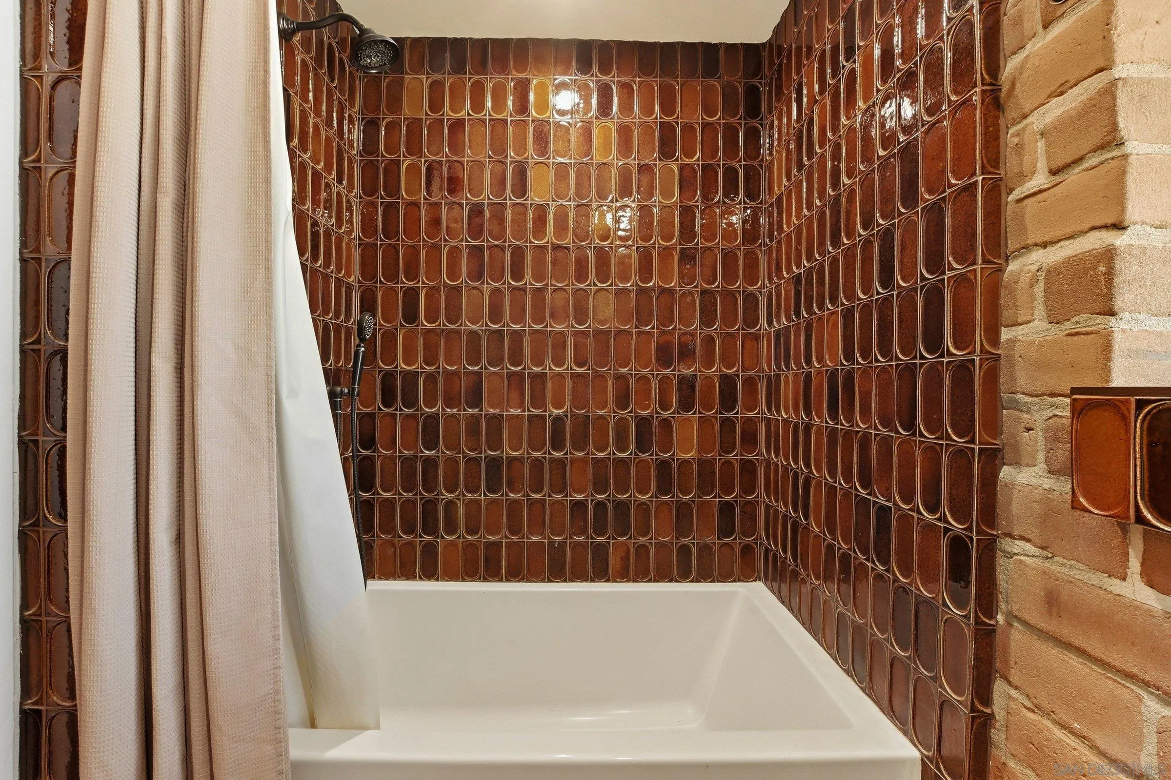 https://cdn.realtyfeed.com/cdn/127/260013687/41200fa816f7e353442a6f0a6ebb766d.webp