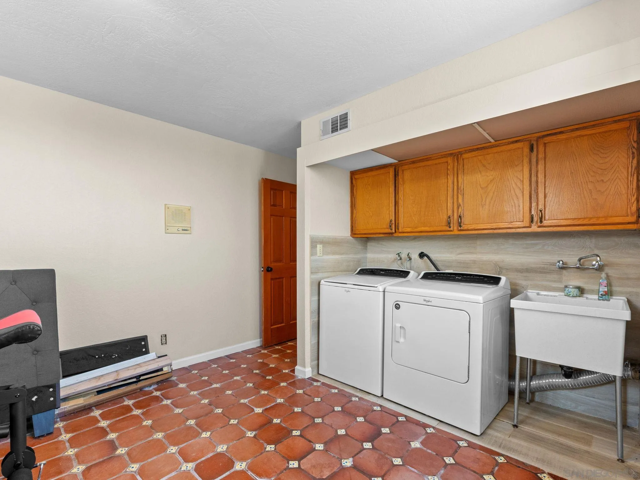 https://cdn.realtyfeed.com/cdn/127/260013688/d58a0cf2a77acfc6514e4af090c3222b.webp