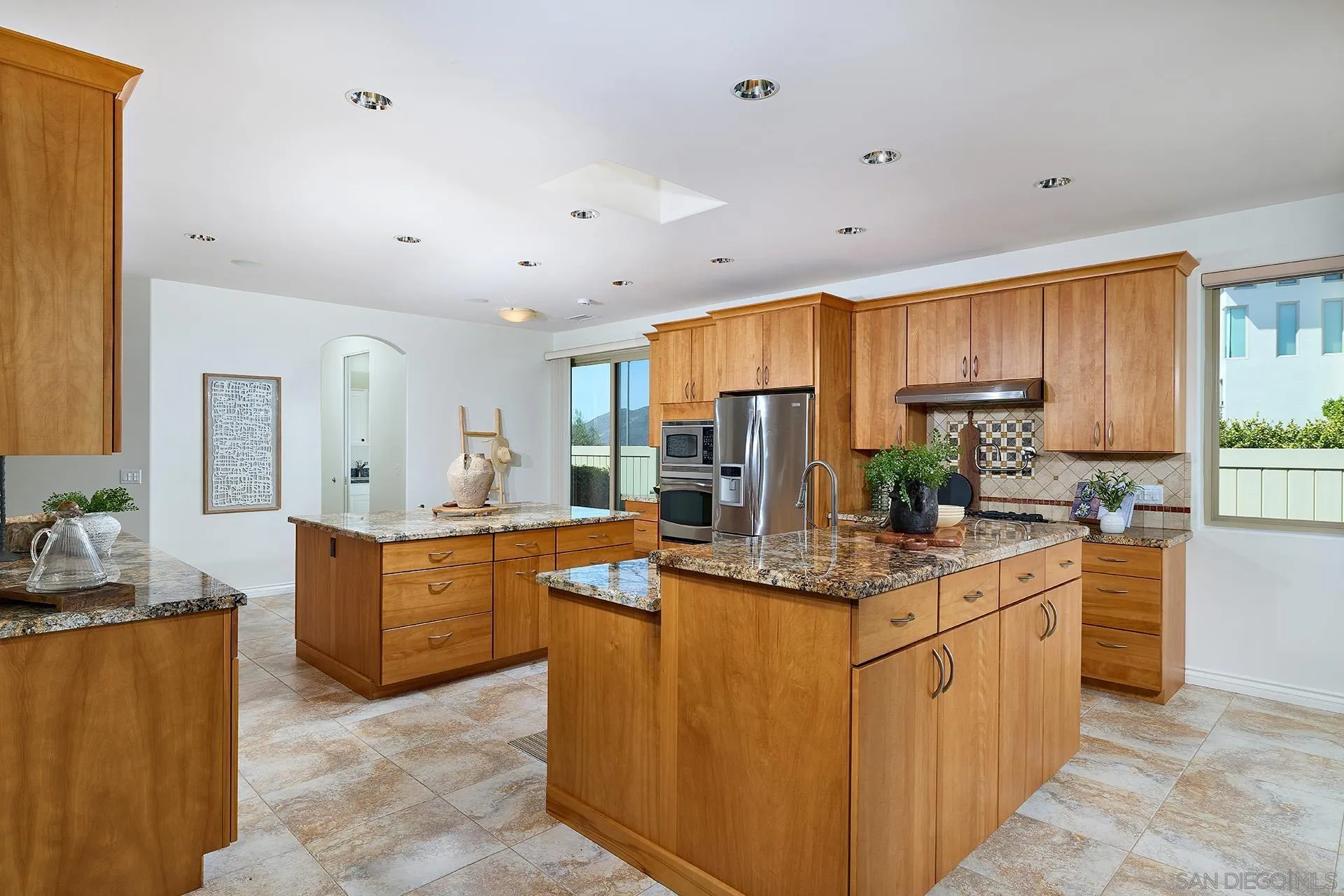 https://cdn.realtyfeed.com/cdn/127/260013695/edce5683cb57b9b8951efd9af7c9b276.webp