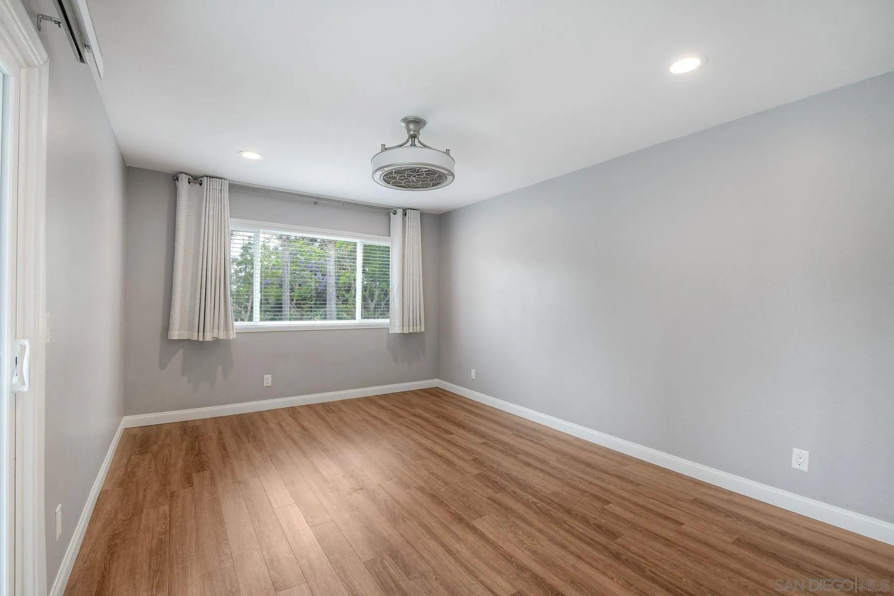 https://cdn.realtyfeed.com/cdn/127/260013701/a1d0f7315a6d8a41dd29aaf0e0ddd93c.webp