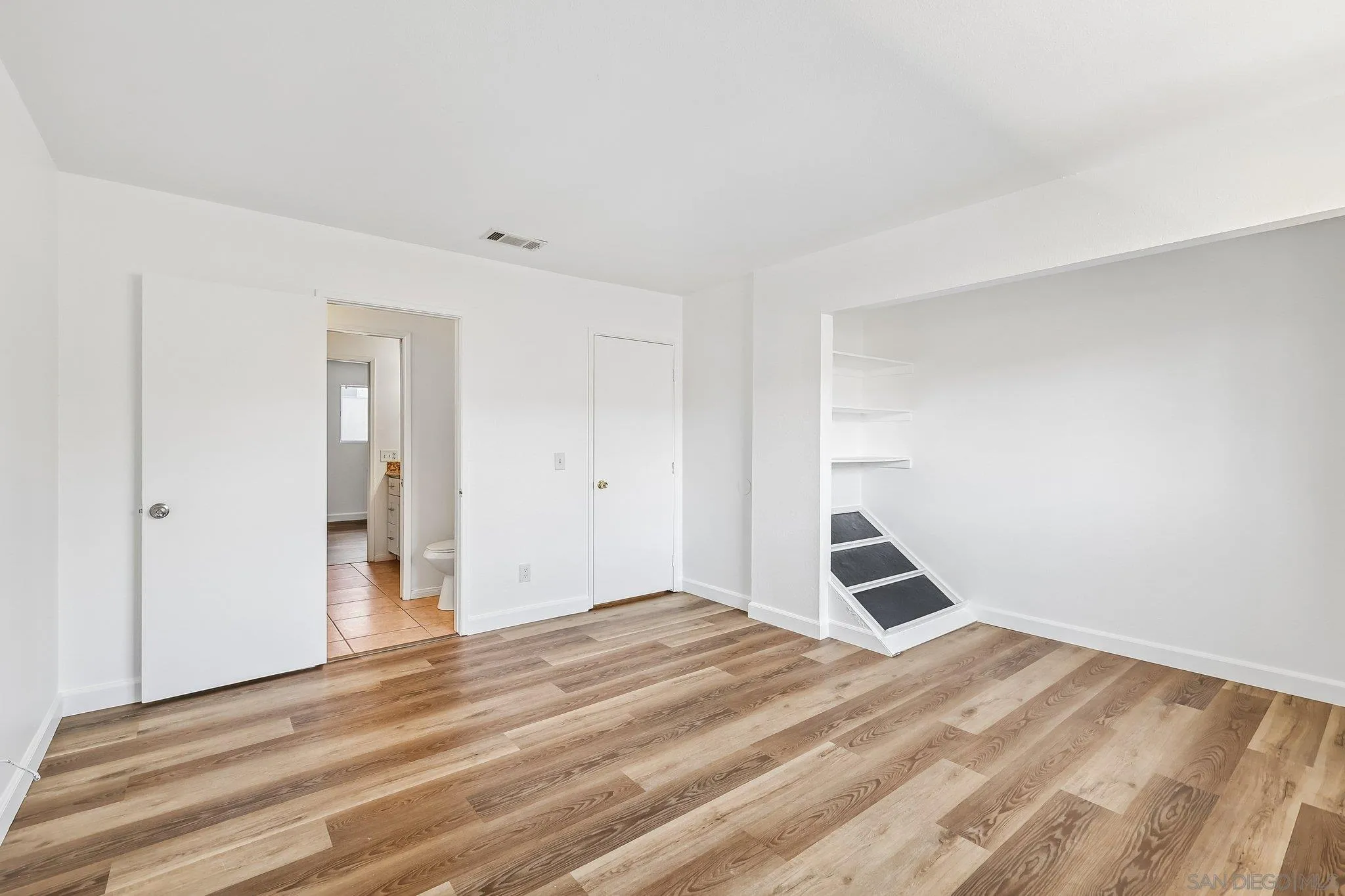 https://cdn.realtyfeed.com/cdn/127/260013706/9a5a2d8b1c3fc3b3aa6e13872c6b326f.webp