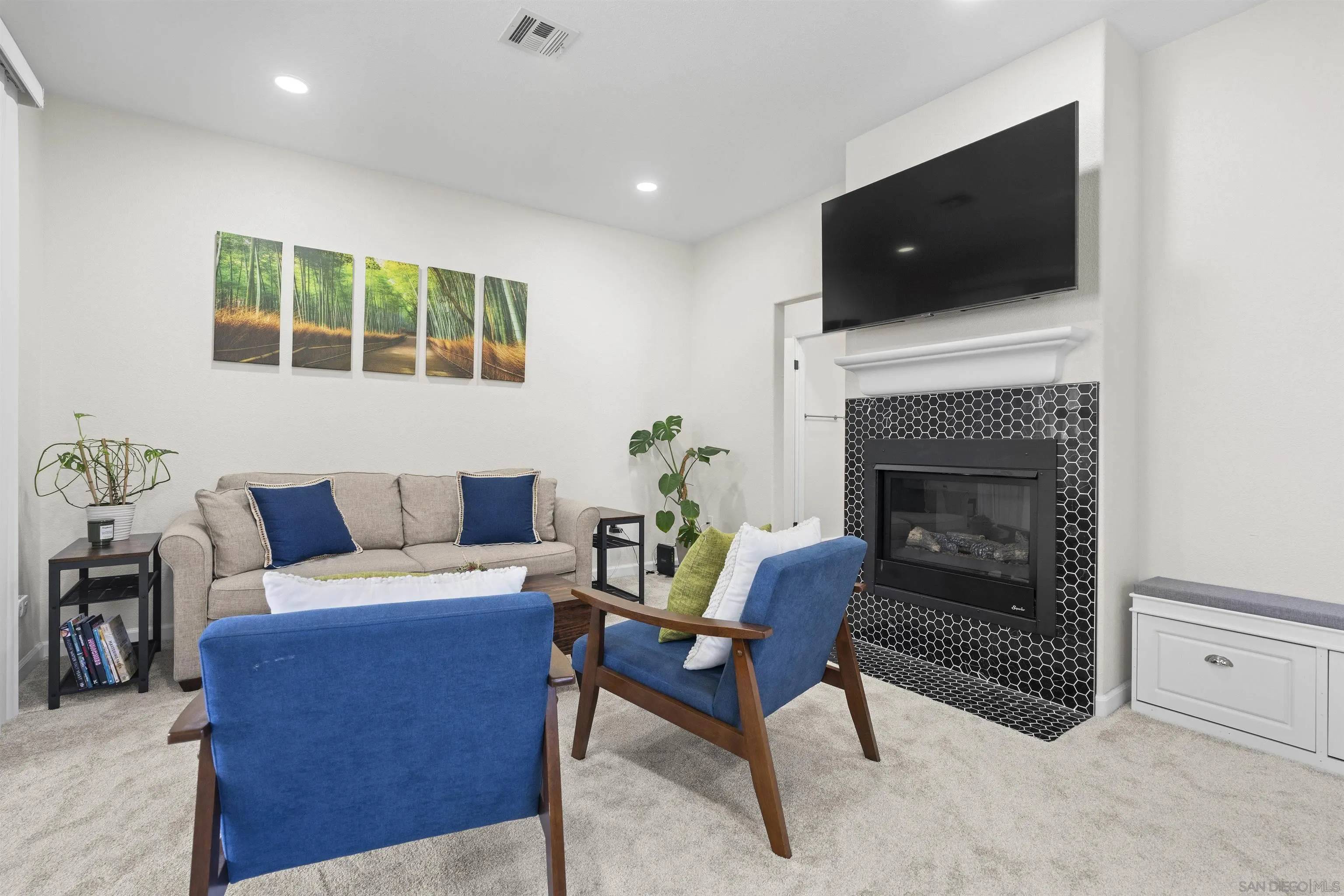 https://cdn.realtyfeed.com/cdn/127/260013712/323ad8cd5196514375a5f0cf9053bdc9.webp