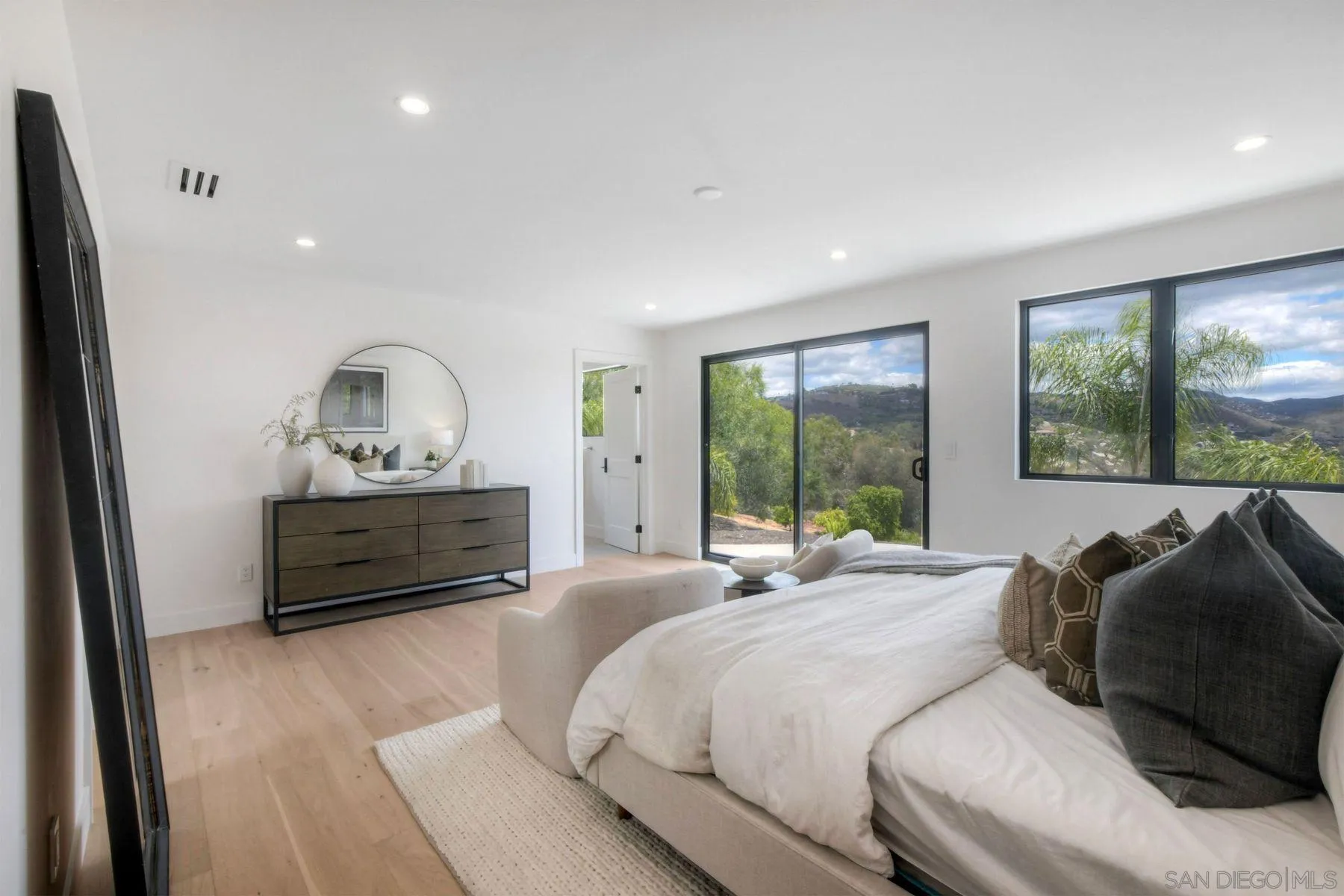 https://cdn.realtyfeed.com/cdn/127/260013734/13fb632ed75d44e3dac93b4e5d80dcca.webp