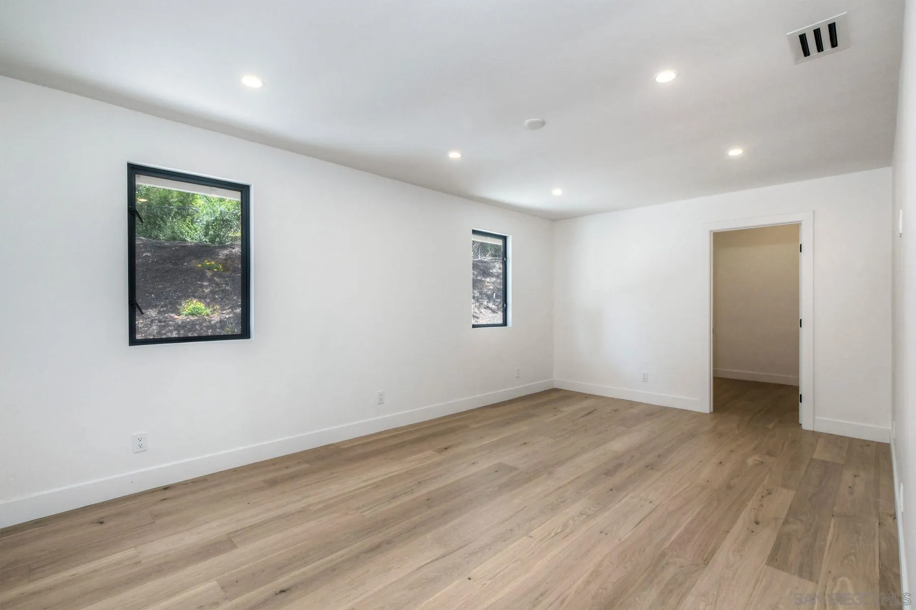 https://cdn.realtyfeed.com/cdn/127/260013734/30da56023f6bc7fb579c511f29c32f6a.webp