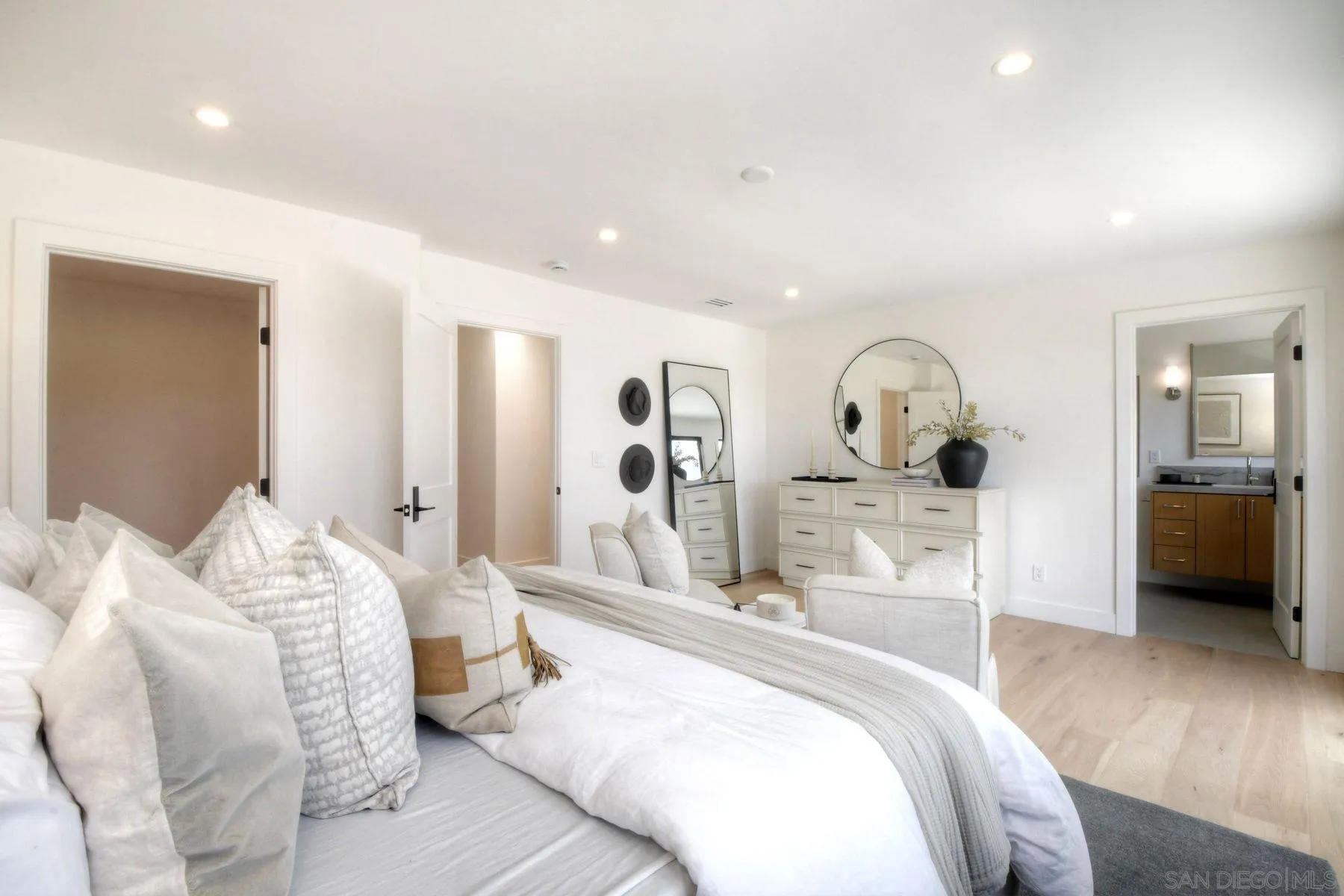 https://cdn.realtyfeed.com/cdn/127/260013734/8323d92b5ec3e5e5525ed4def07a2d34.webp