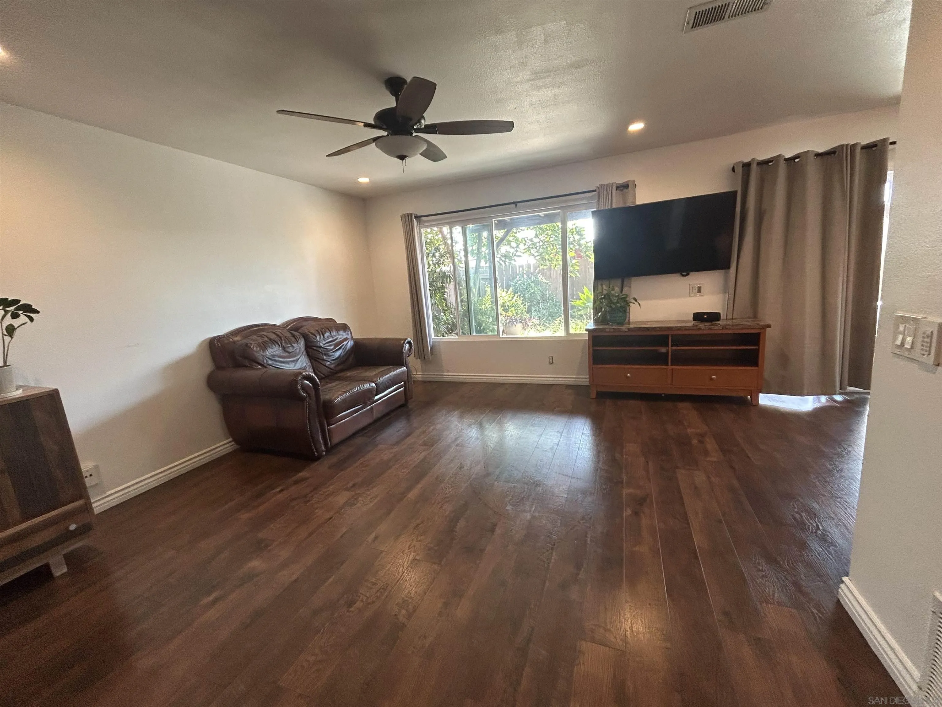 https://cdn.realtyfeed.com/cdn/127/260013767/2de11608e956db1bd81d72234d9bba77.webp