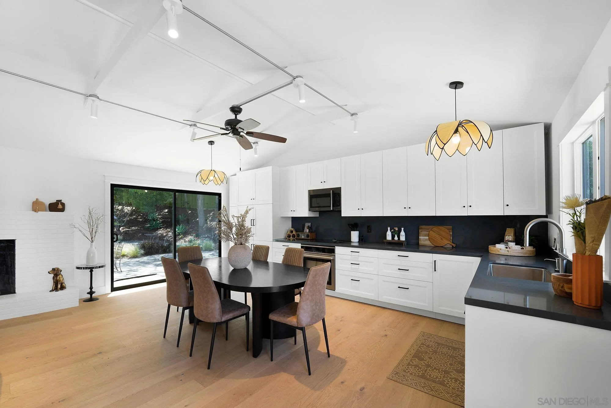 https://cdn.realtyfeed.com/cdn/127/260013815/0ebf145a022f57103f60ea4bbf3cb7ef.webp
