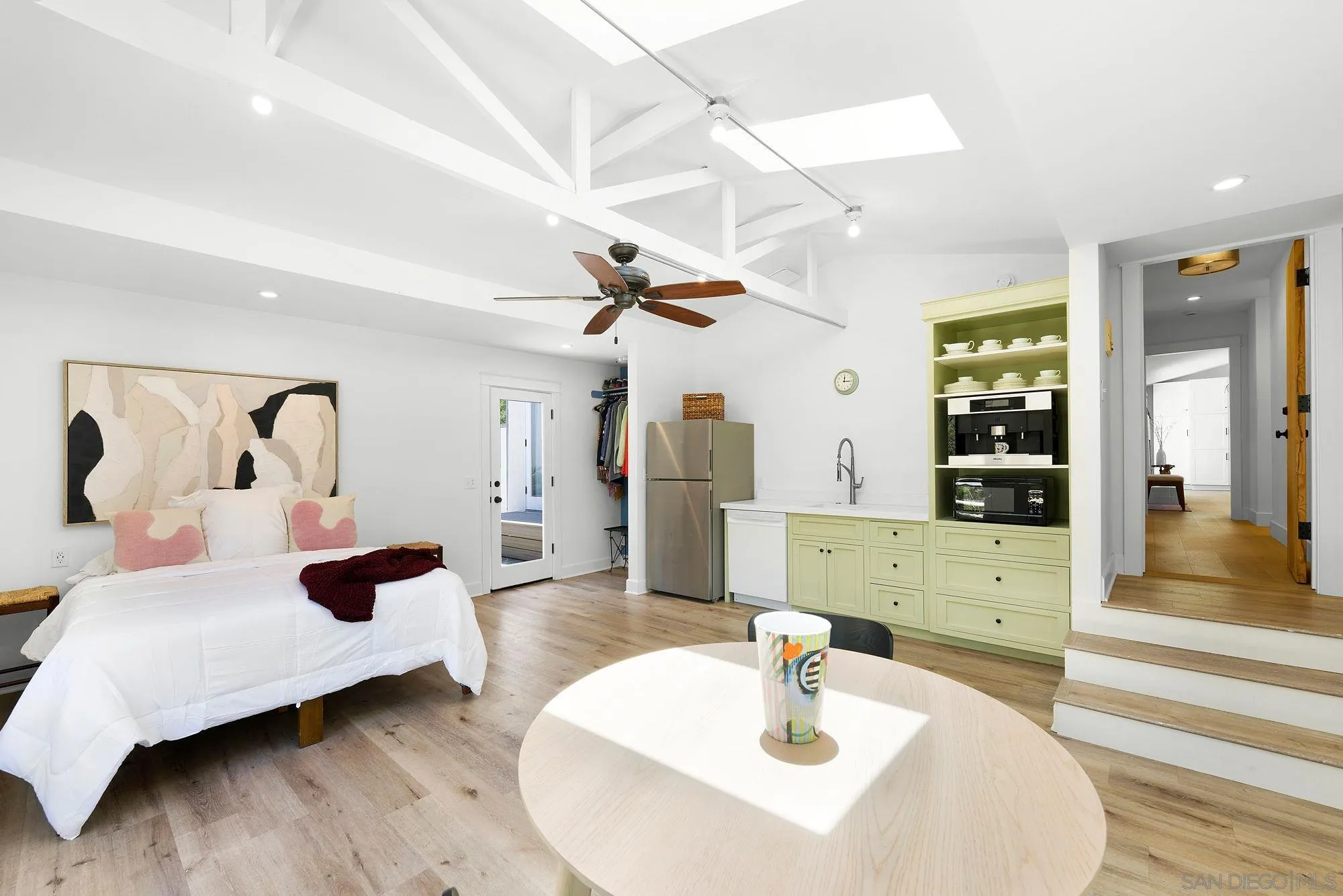 https://cdn.realtyfeed.com/cdn/127/260013815/6bad5dfc5afbd89c81f16e2fec54b365.webp