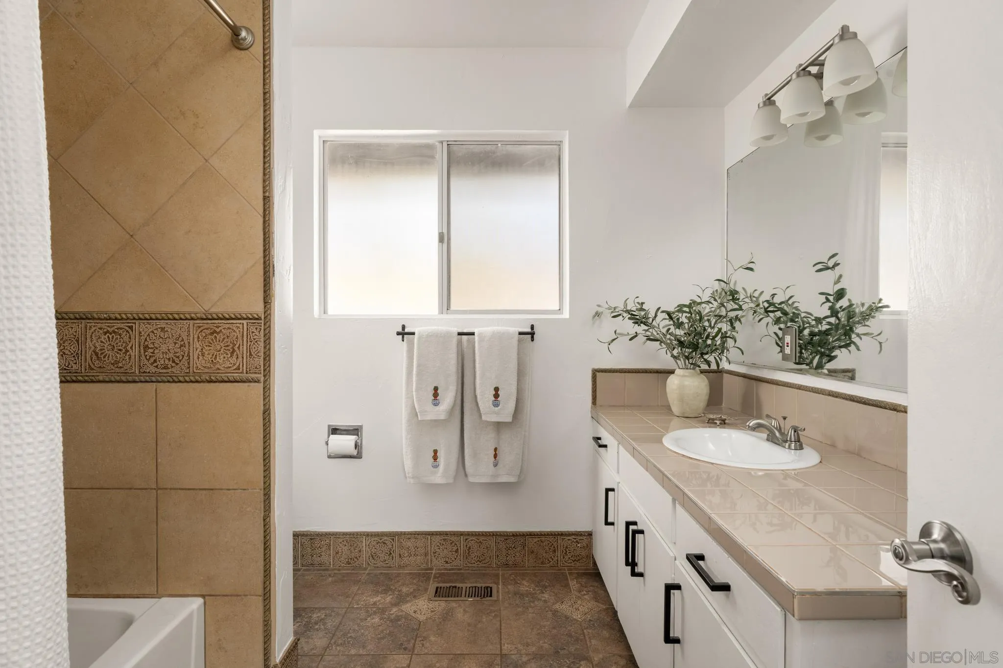 https://cdn.realtyfeed.com/cdn/127/260013827/793be665b7c824aa6d23eedc94bdd029.webp