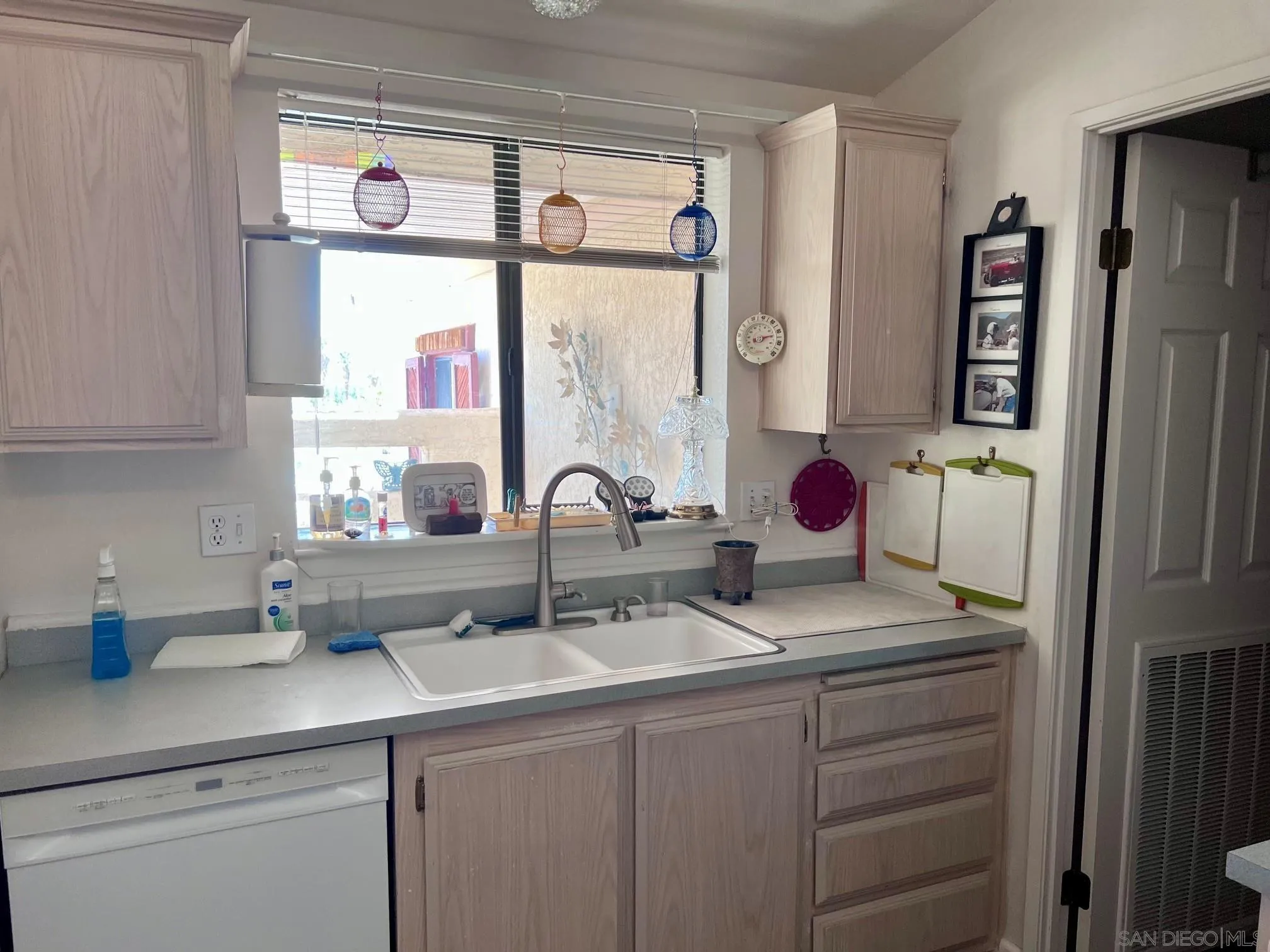 https://cdn.realtyfeed.com/cdn/127/260013834/0e6a6b2a2928f7b6d359afcc5ccf9695.webp