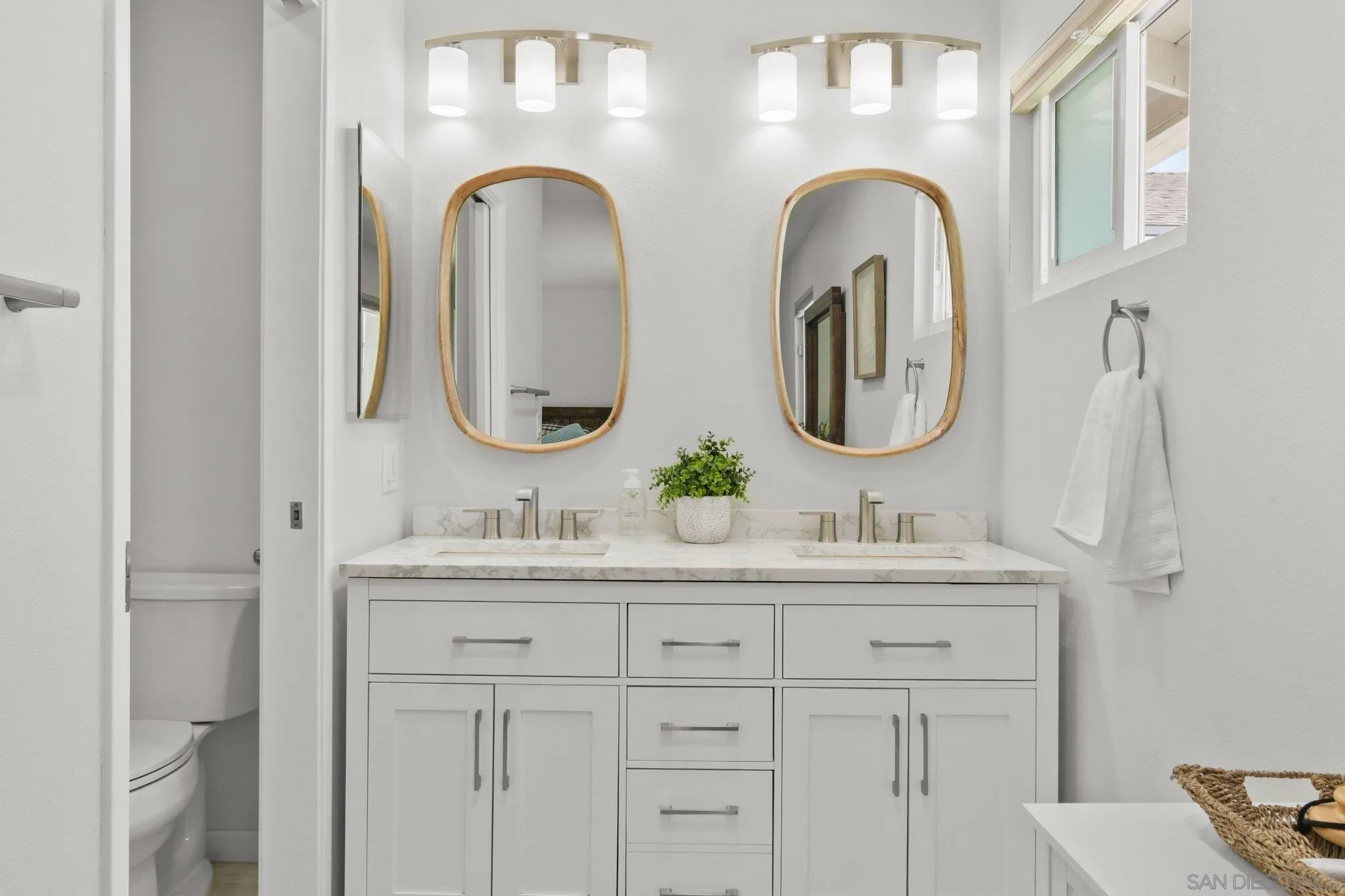 https://cdn.realtyfeed.com/cdn/127/260013838/01cfc8886a2f84660c986310da38c43c.webp