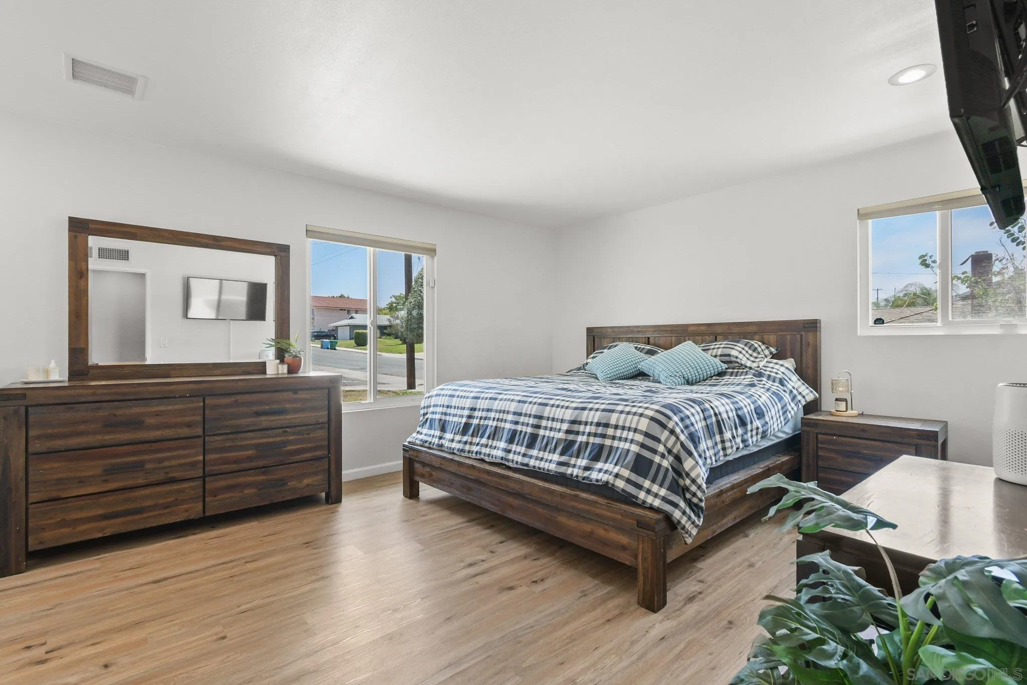 https://cdn.realtyfeed.com/cdn/127/260013838/a45e03c5d16c437a995a3dd7911550e5.webp
