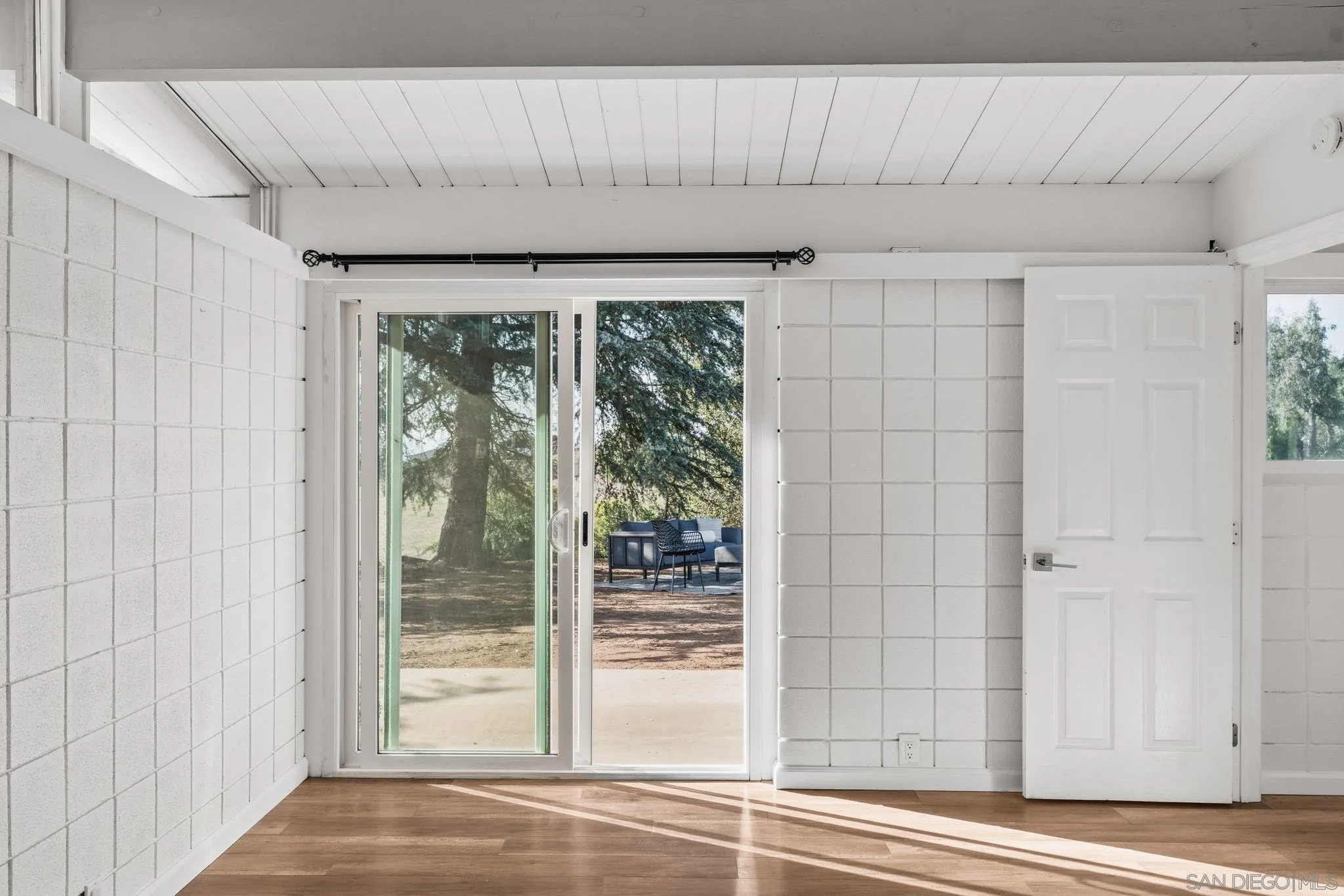 https://cdn.realtyfeed.com/cdn/127/260013851/c050f12445d8037aae434dc18ef9450c.webp