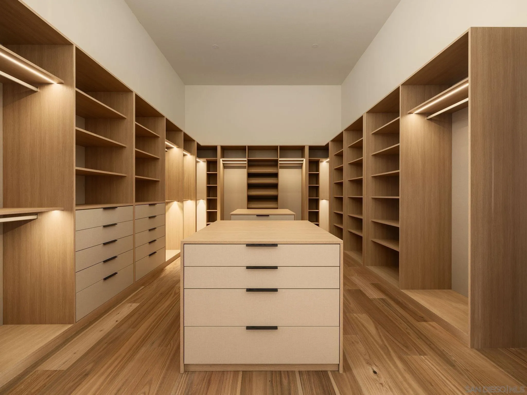 https://cdn.realtyfeed.com/cdn/127/260013853/425c82493088984faa98fa23abde28c7.webp