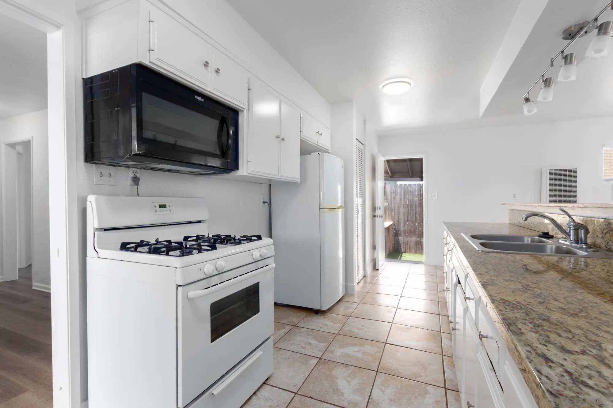https://cdn.realtyfeed.com/cdn/127/260013863/755237fb1adc1ff059cdc77580a314e9.webp