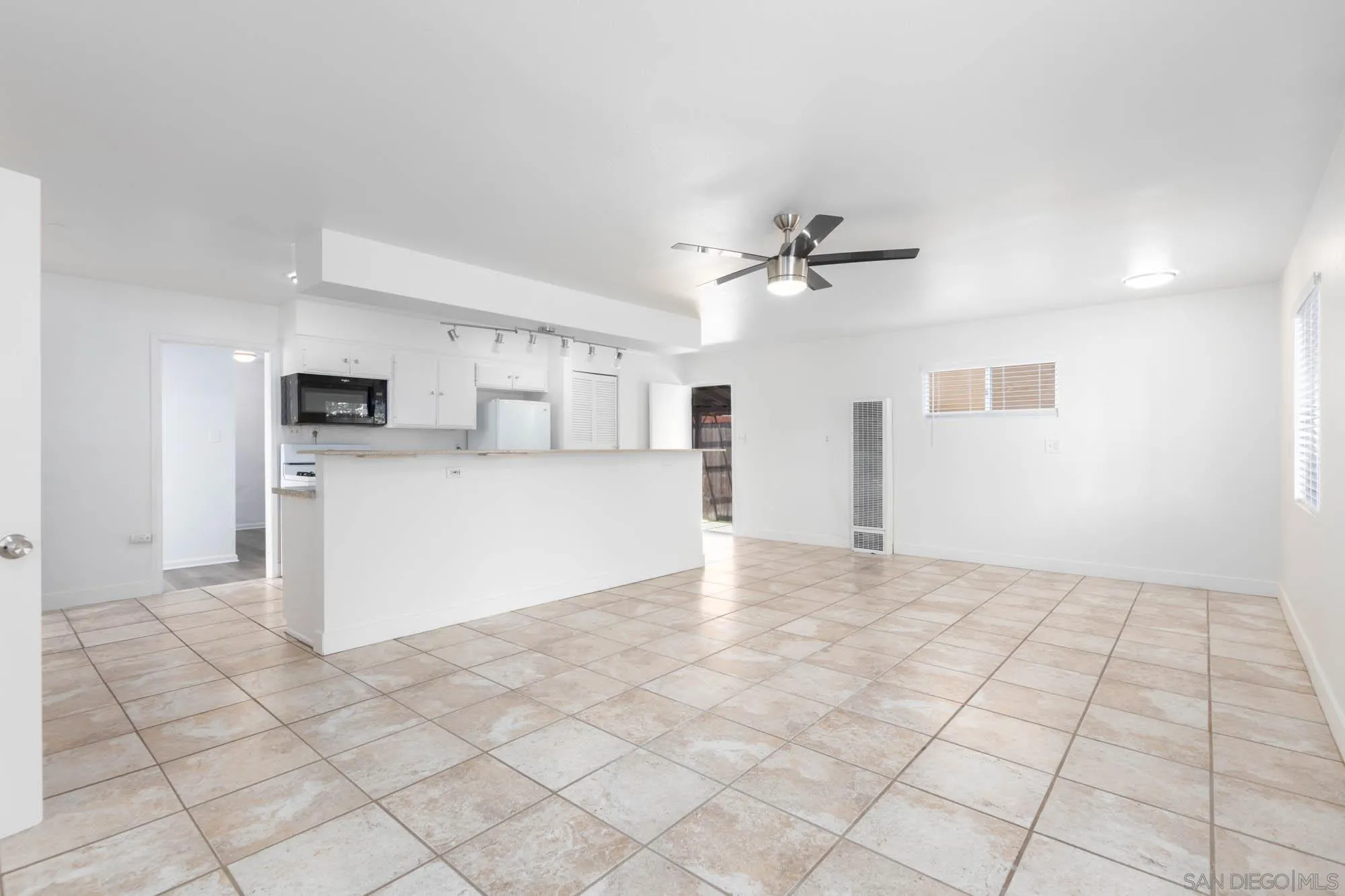 https://cdn.realtyfeed.com/cdn/127/260013863/9f26b9bf14761c4e30a680dee87b69c5.webp
