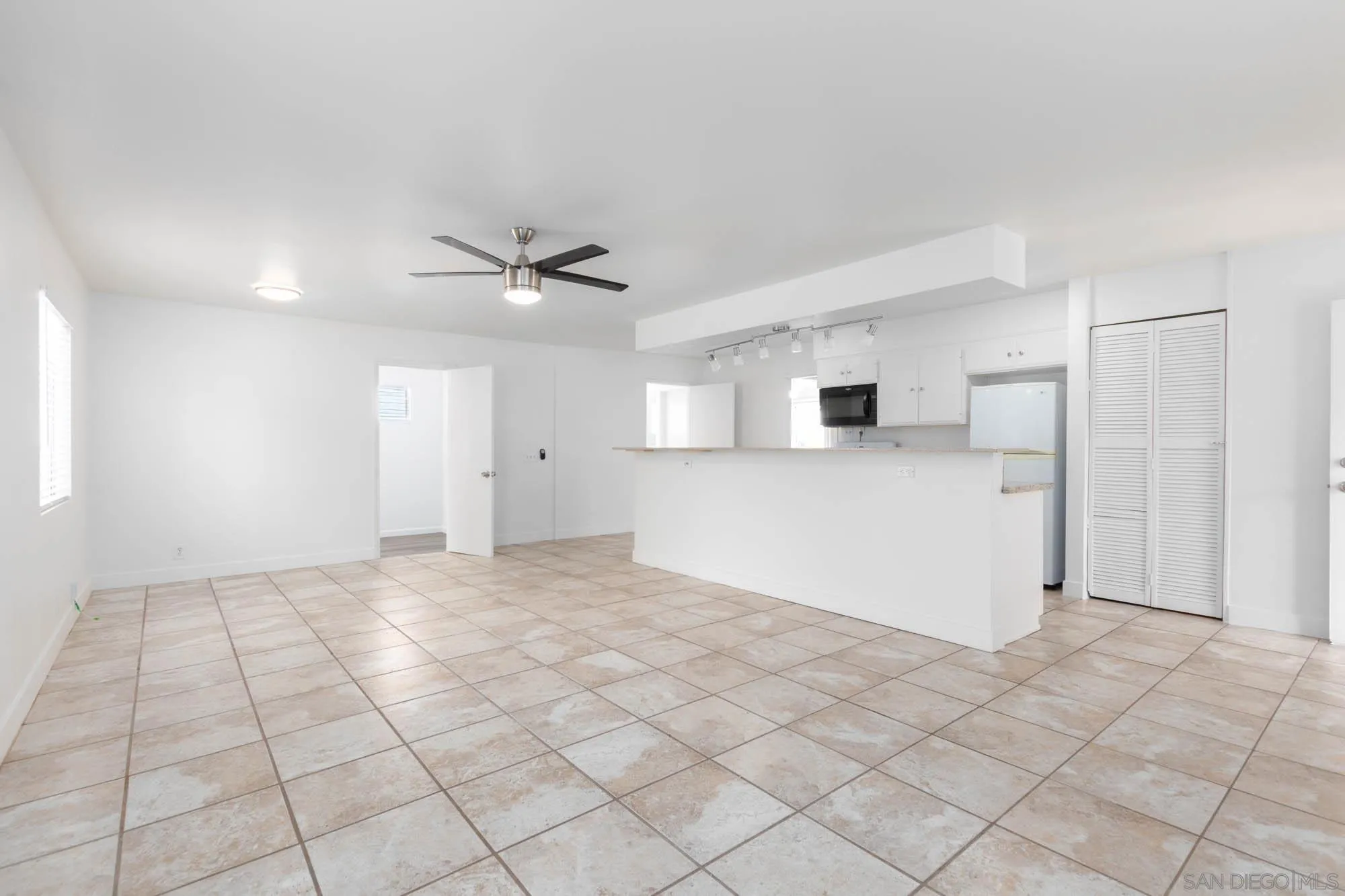 https://cdn.realtyfeed.com/cdn/127/260013863/dfe47aa22c19ab88edf0f20af129d023.webp