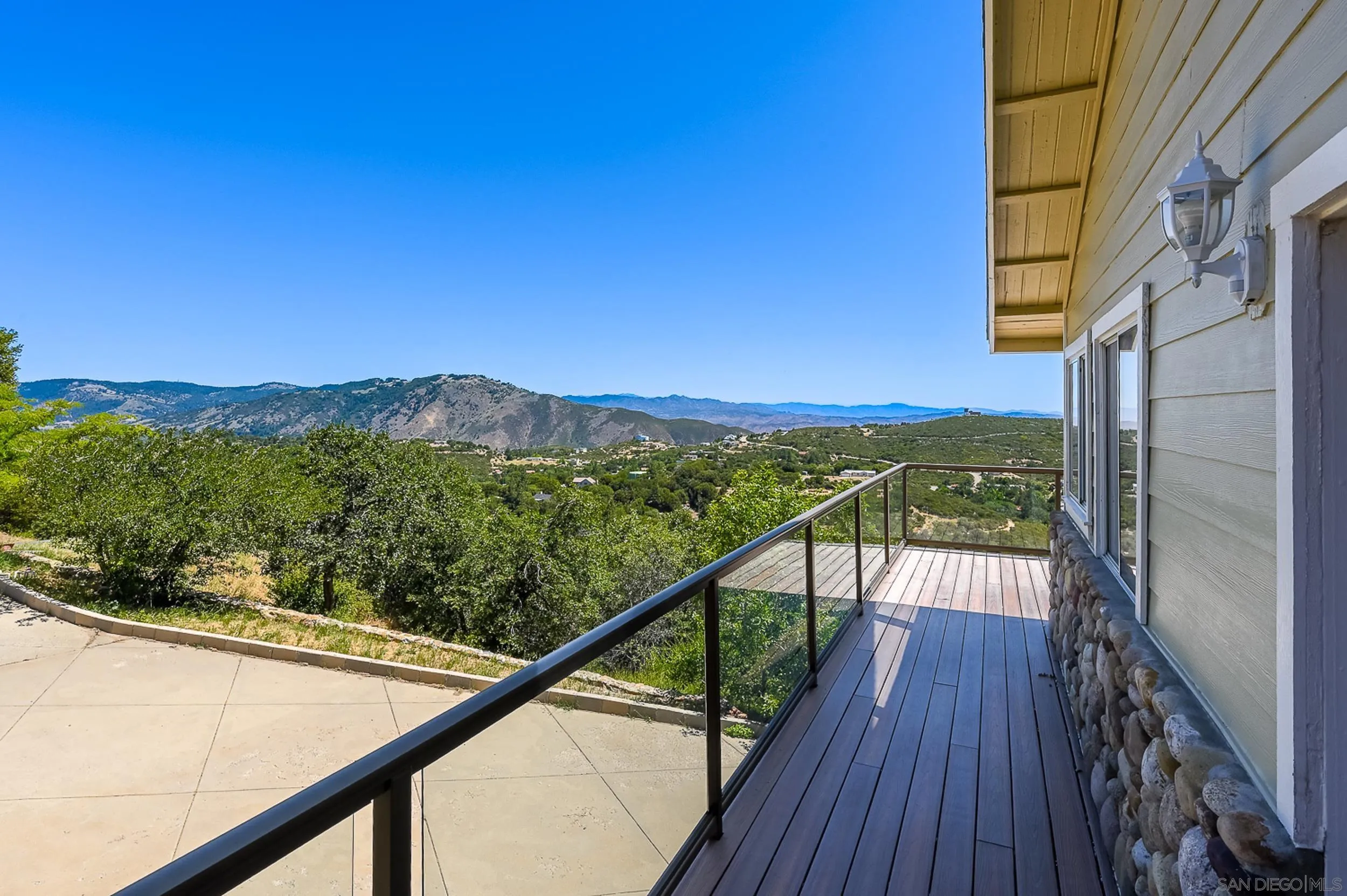 https://cdn.realtyfeed.com/cdn/127/260013877/2ed3c776eada4691434b09dbad393a67.webp