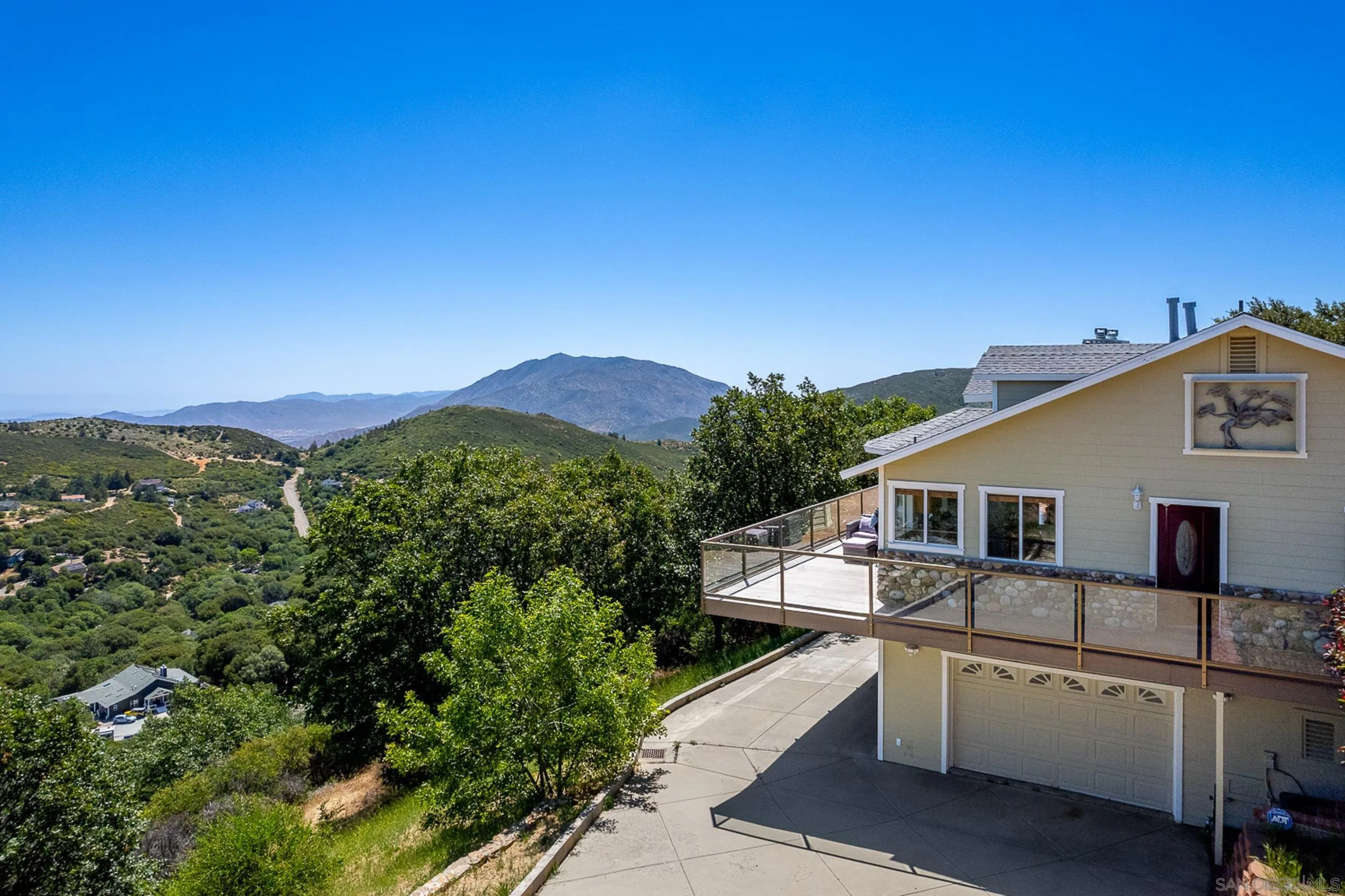 https://cdn.realtyfeed.com/cdn/127/260013877/e32399151259d5f37a6007a8b39fe52c.webp