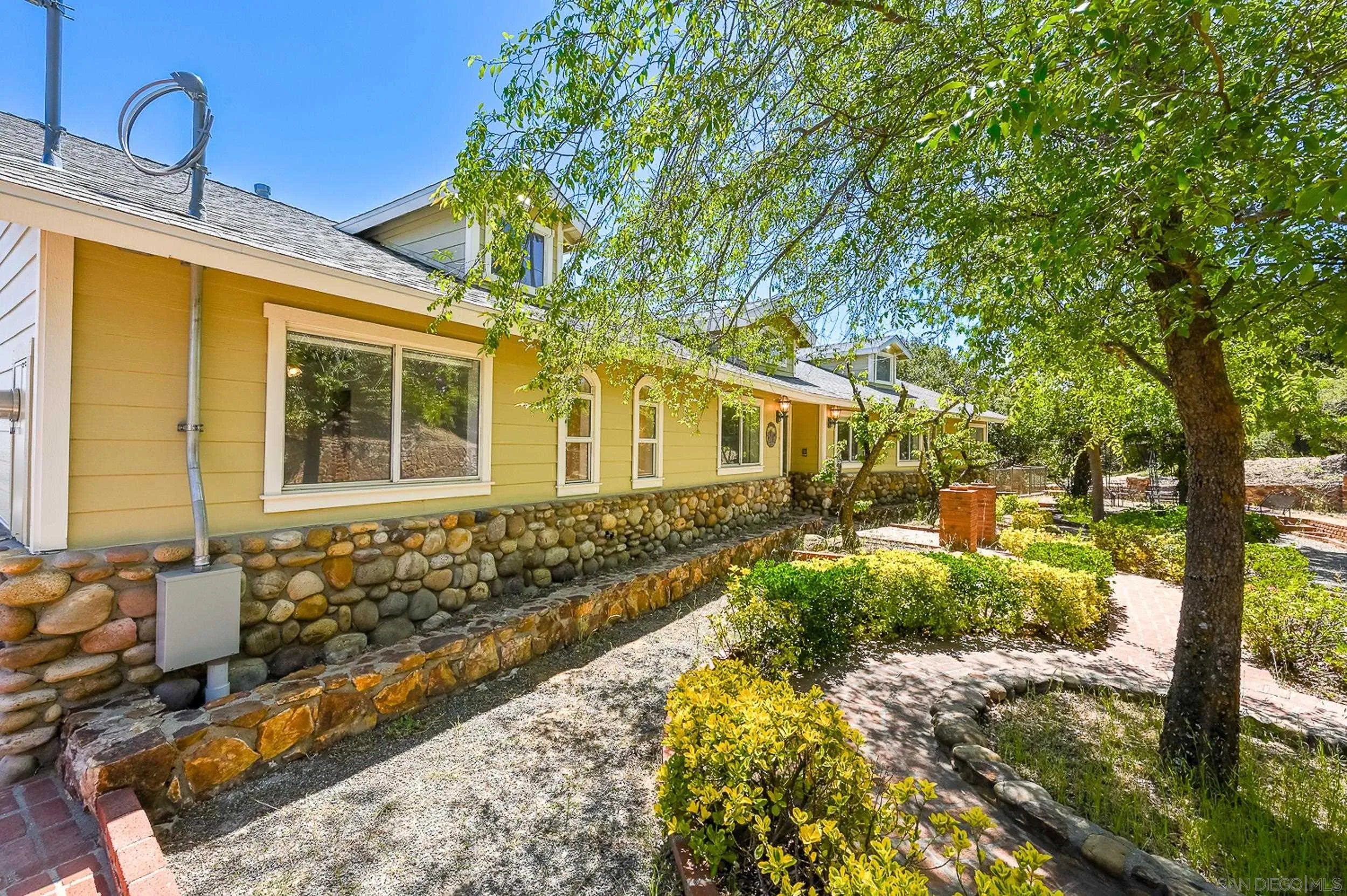 https://cdn.realtyfeed.com/cdn/127/260013877/ecbf56ebd1aae12eea6714481215a588.webp