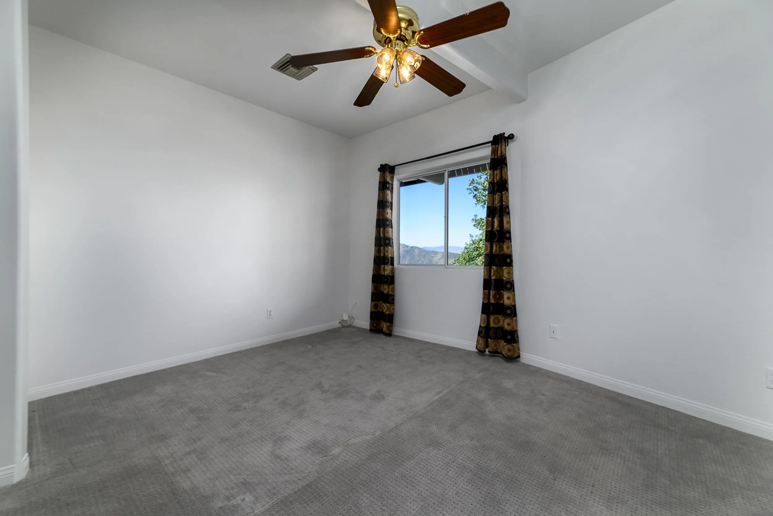 https://cdn.realtyfeed.com/cdn/127/260013877/ef668854eb52564b103db2f4e0aa26cb.webp