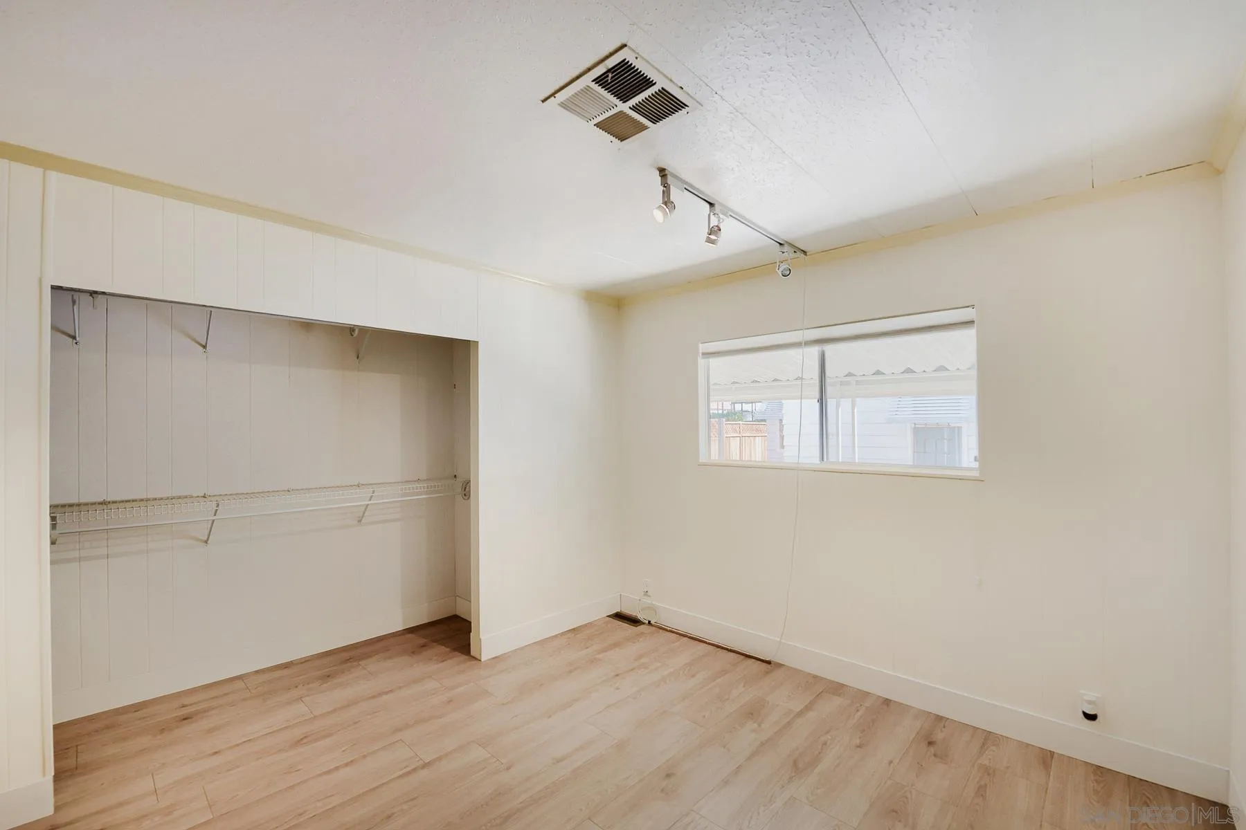https://cdn.realtyfeed.com/cdn/127/260013878/2335516b1d0a4c23863ba083c926e941.webp