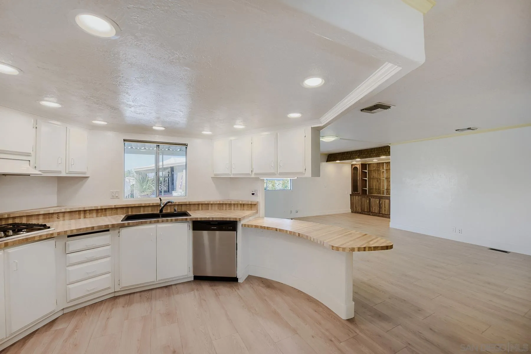 https://cdn.realtyfeed.com/cdn/127/260013878/67ddeaa6f5a13b9e5971ae481a9464ad.webp