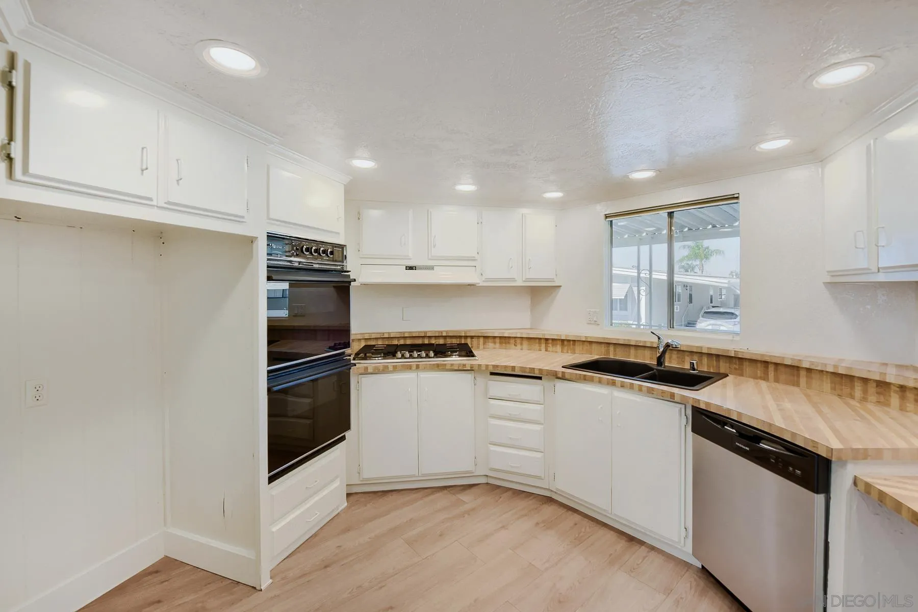 https://cdn.realtyfeed.com/cdn/127/260013878/fbc1dffc740108975ea371680fc80ac9.webp