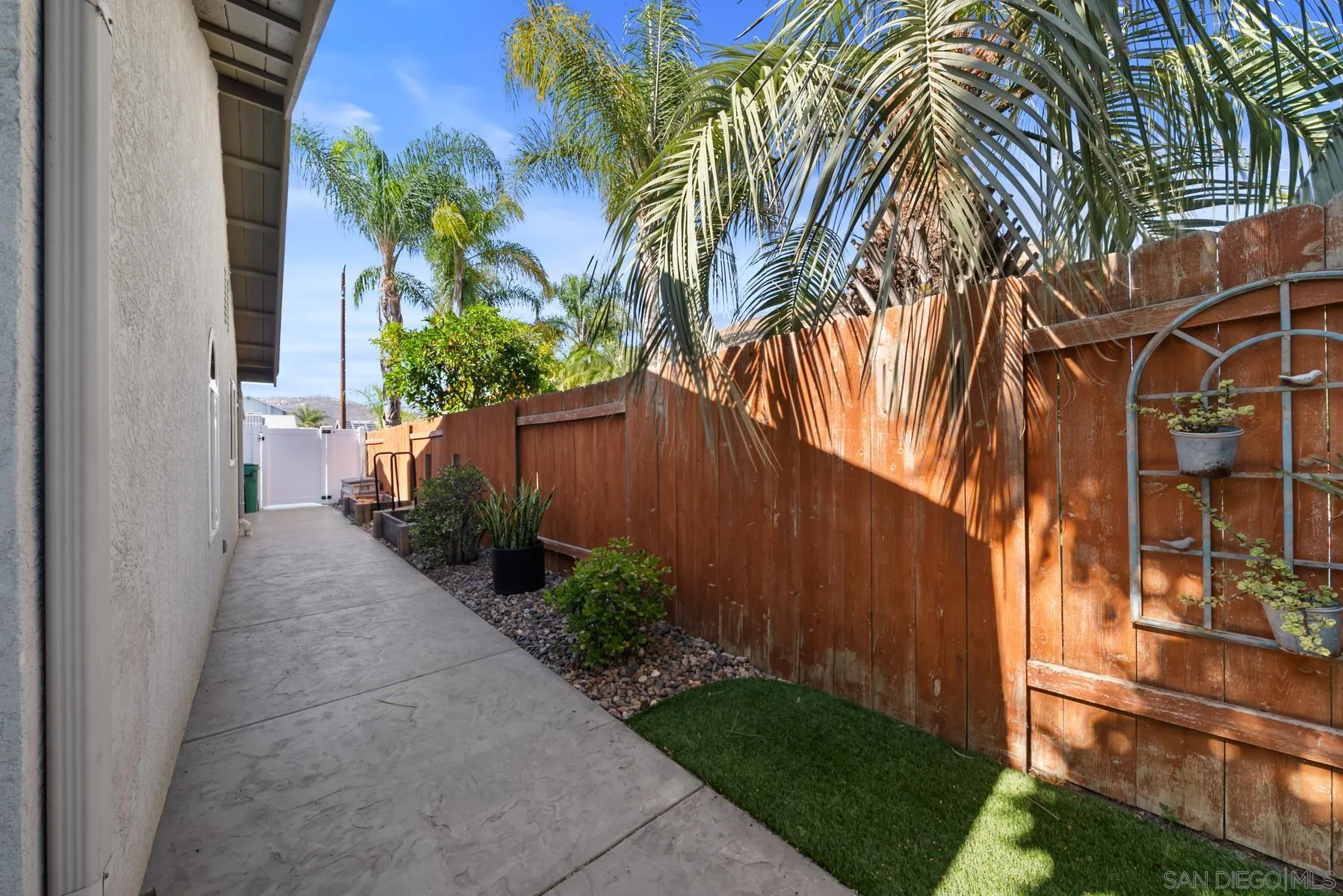 https://cdn.realtyfeed.com/cdn/127/260013879/1cc9585613e244fc2a1ce8981f36d1b0.webp