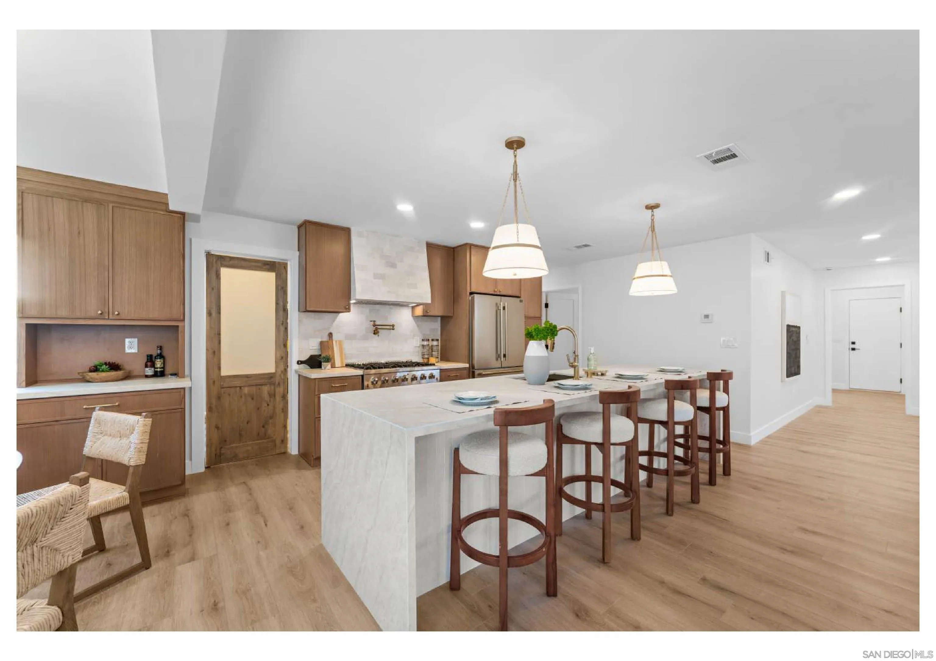 https://cdn.realtyfeed.com/cdn/127/260013883/643e6d51d271812f56ad7e3d1bfa5c19.webp