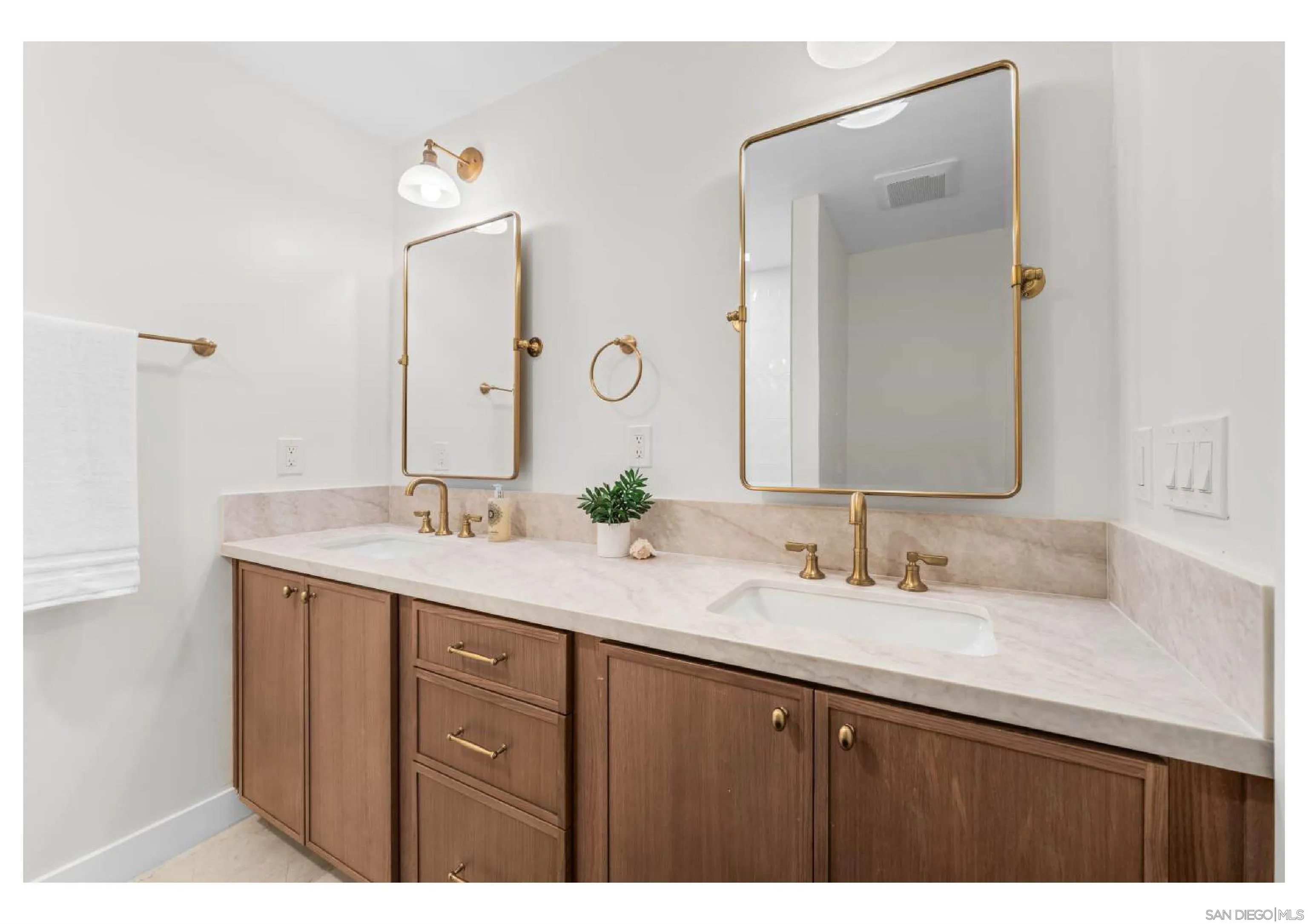 https://cdn.realtyfeed.com/cdn/127/260013883/ffefdf810e6029d512ffbcda851b85ca.webp