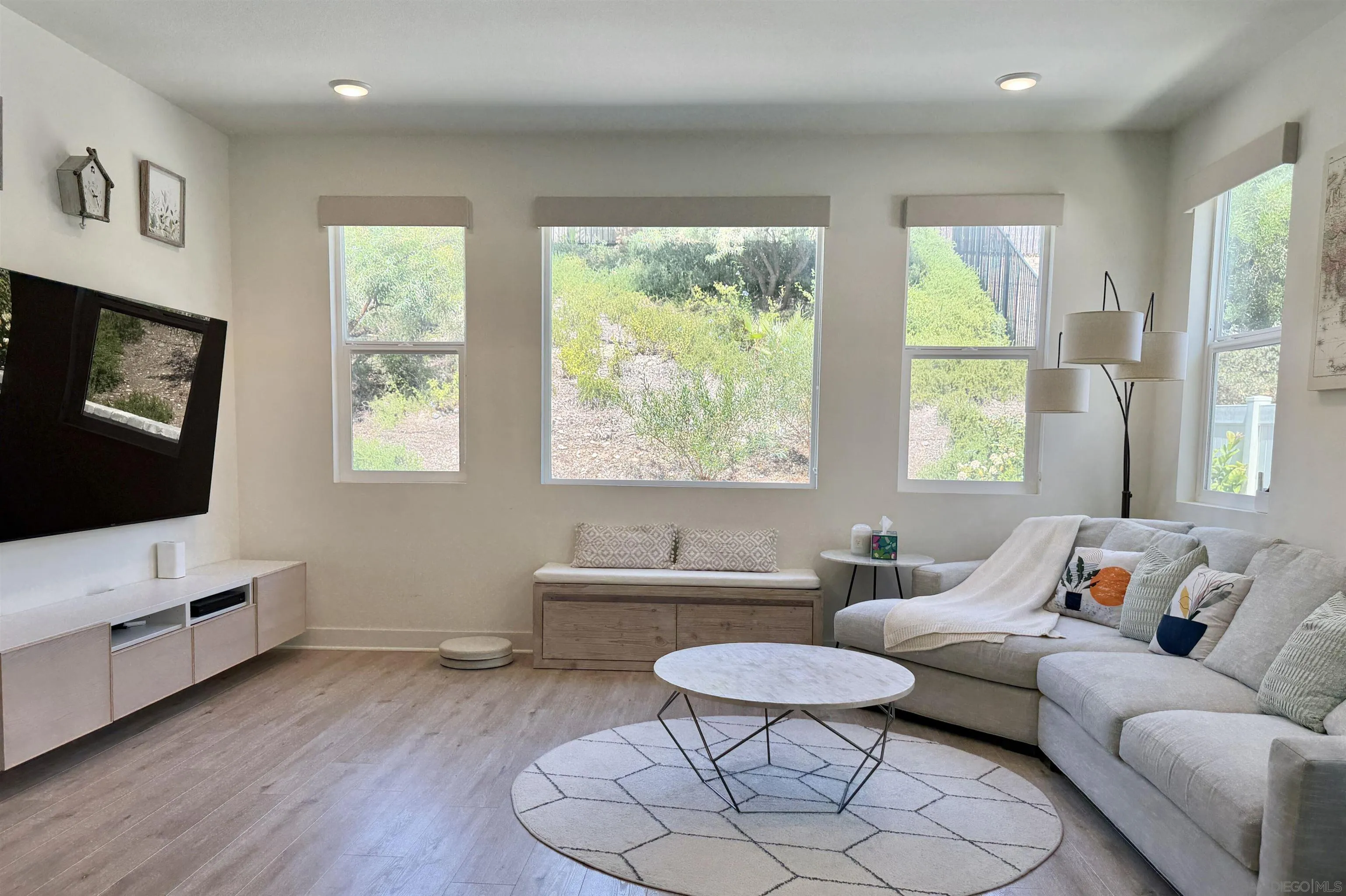 https://cdn.realtyfeed.com/cdn/127/260013898/1ed5f13a6e2f61338d6ffa3d4ad54aa1.webp