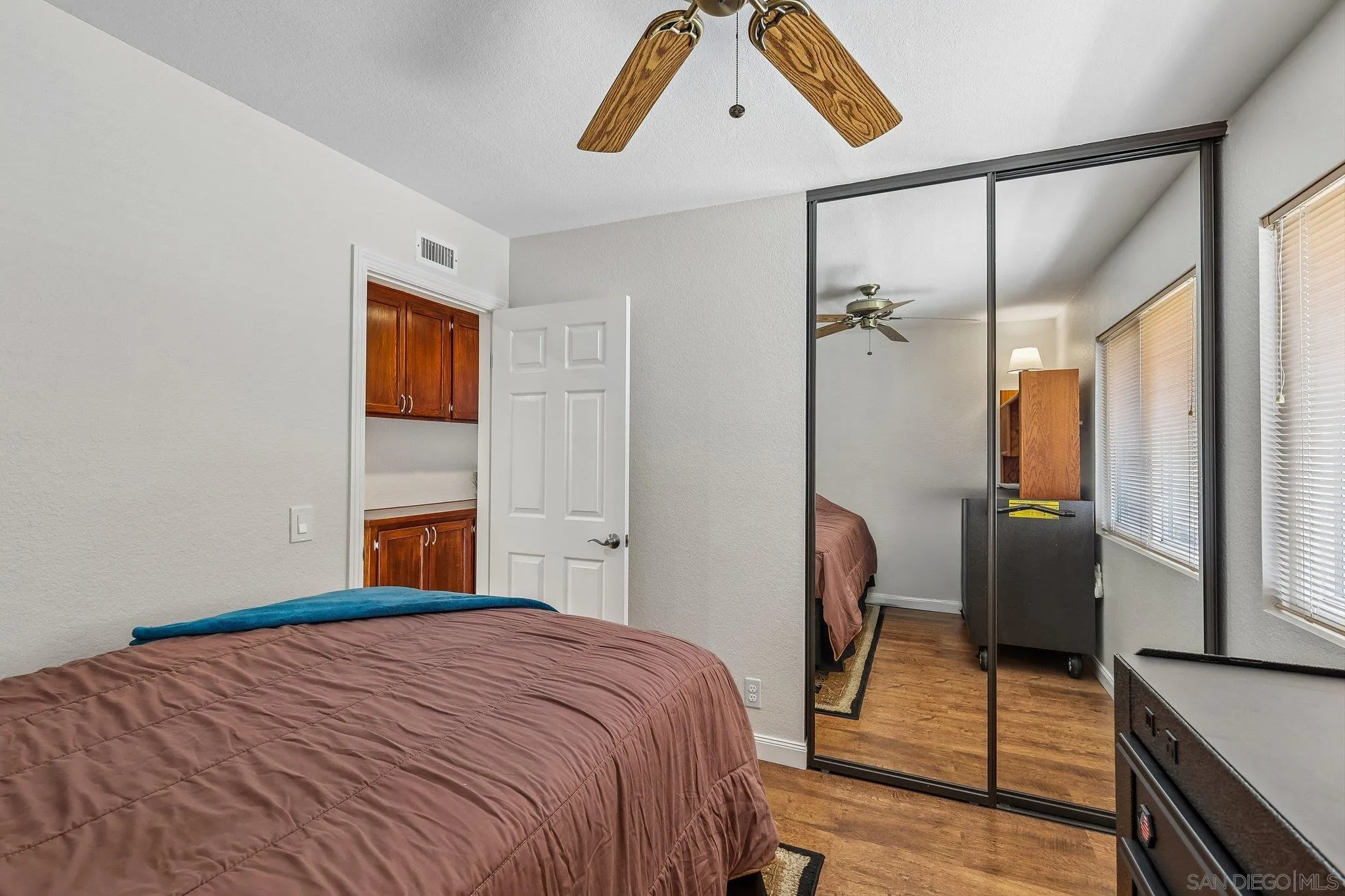 https://cdn.realtyfeed.com/cdn/127/260013923/6fab9de2fdaf4e28b5847d98e8db6ee8.webp