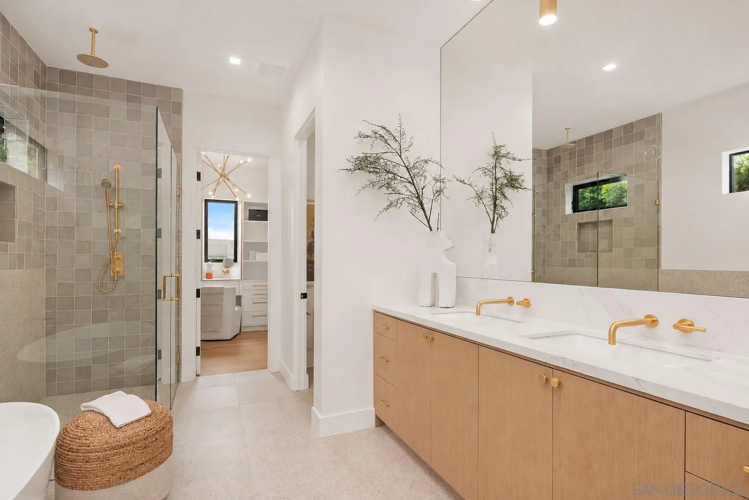 https://cdn.realtyfeed.com/cdn/127/260013944/221dfc0f1c27ad4ed4ddc5ac3b875a08.webp